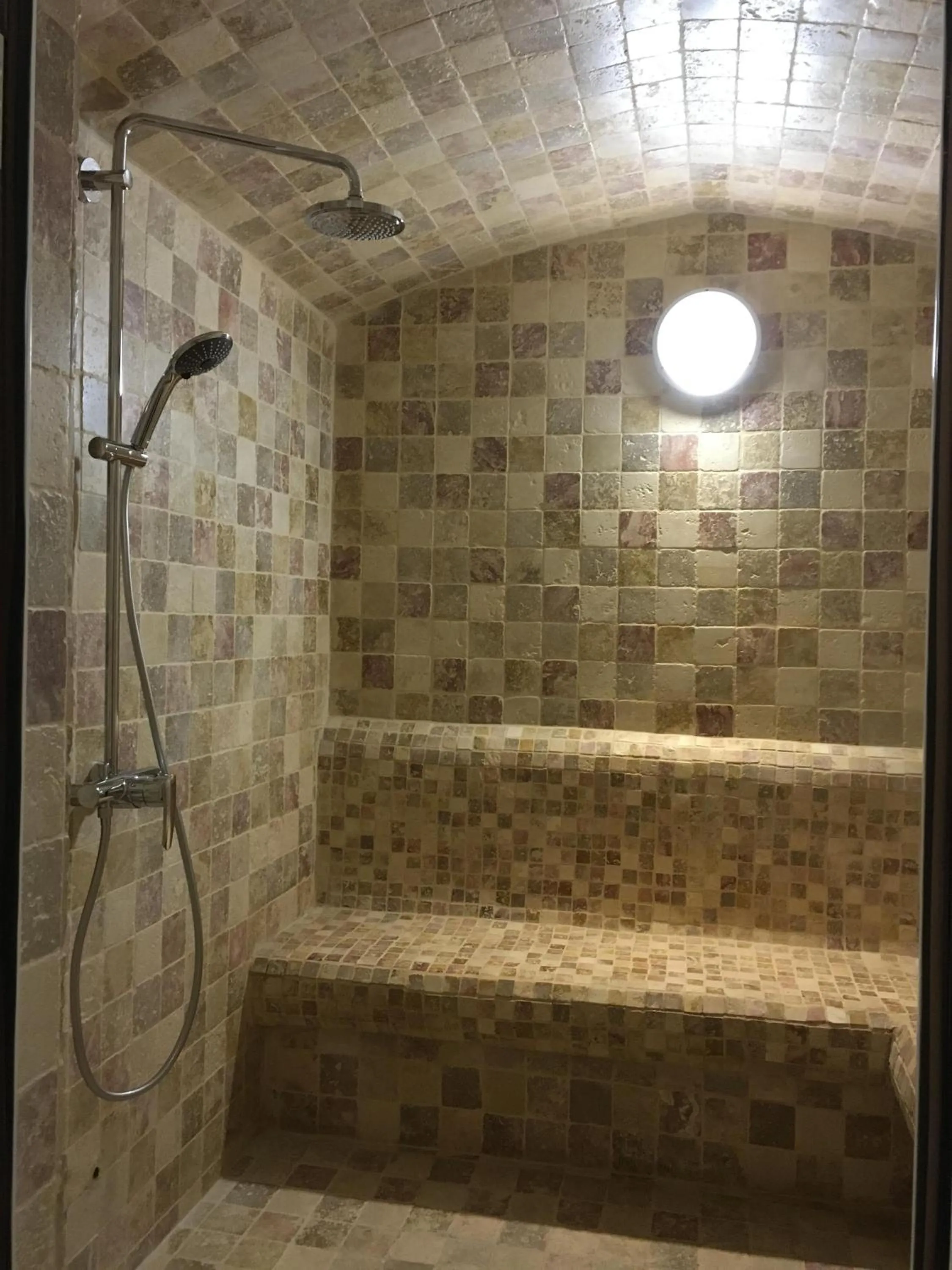 Bathroom in L'hommage