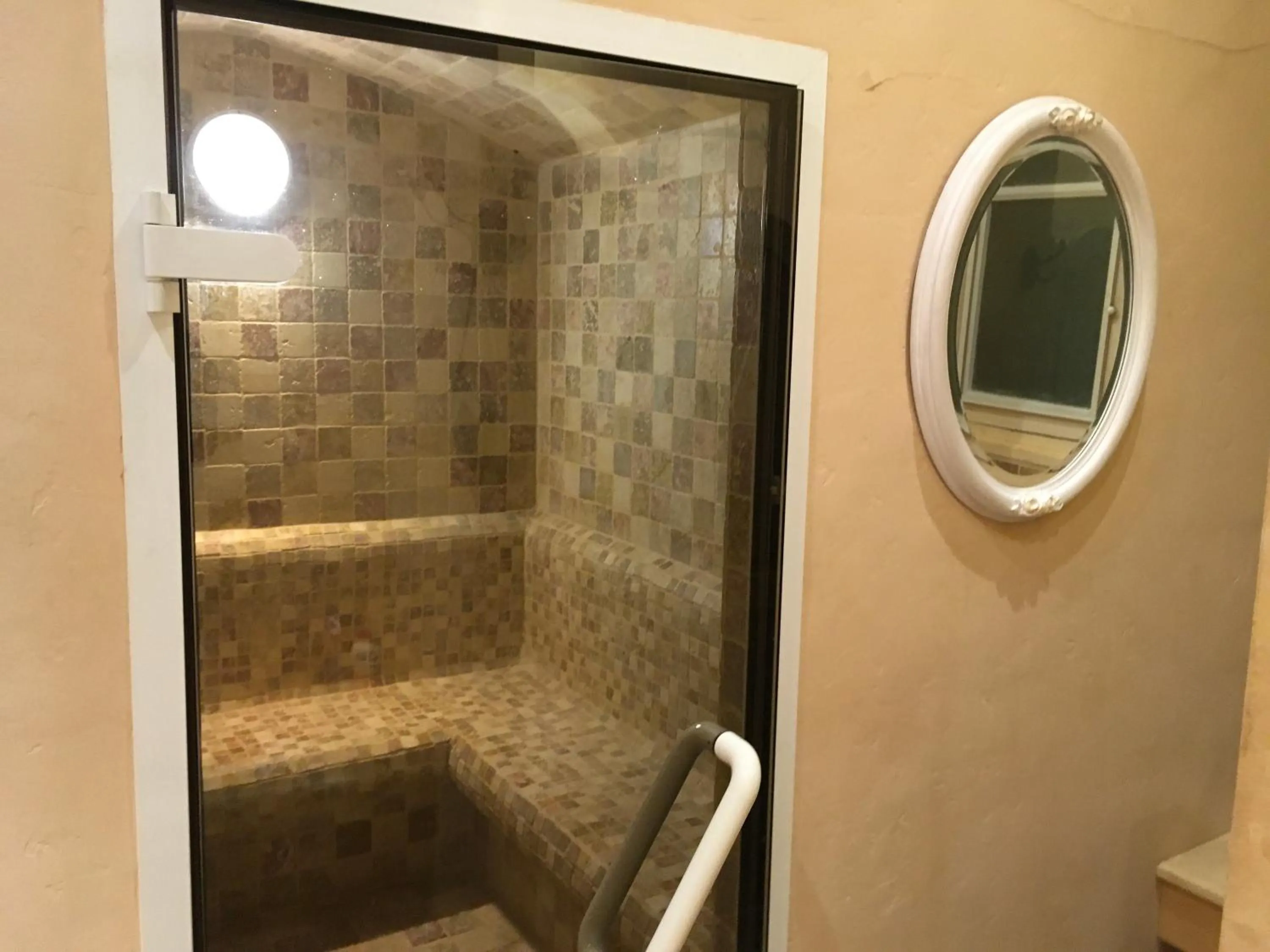 Bathroom in L'hommage