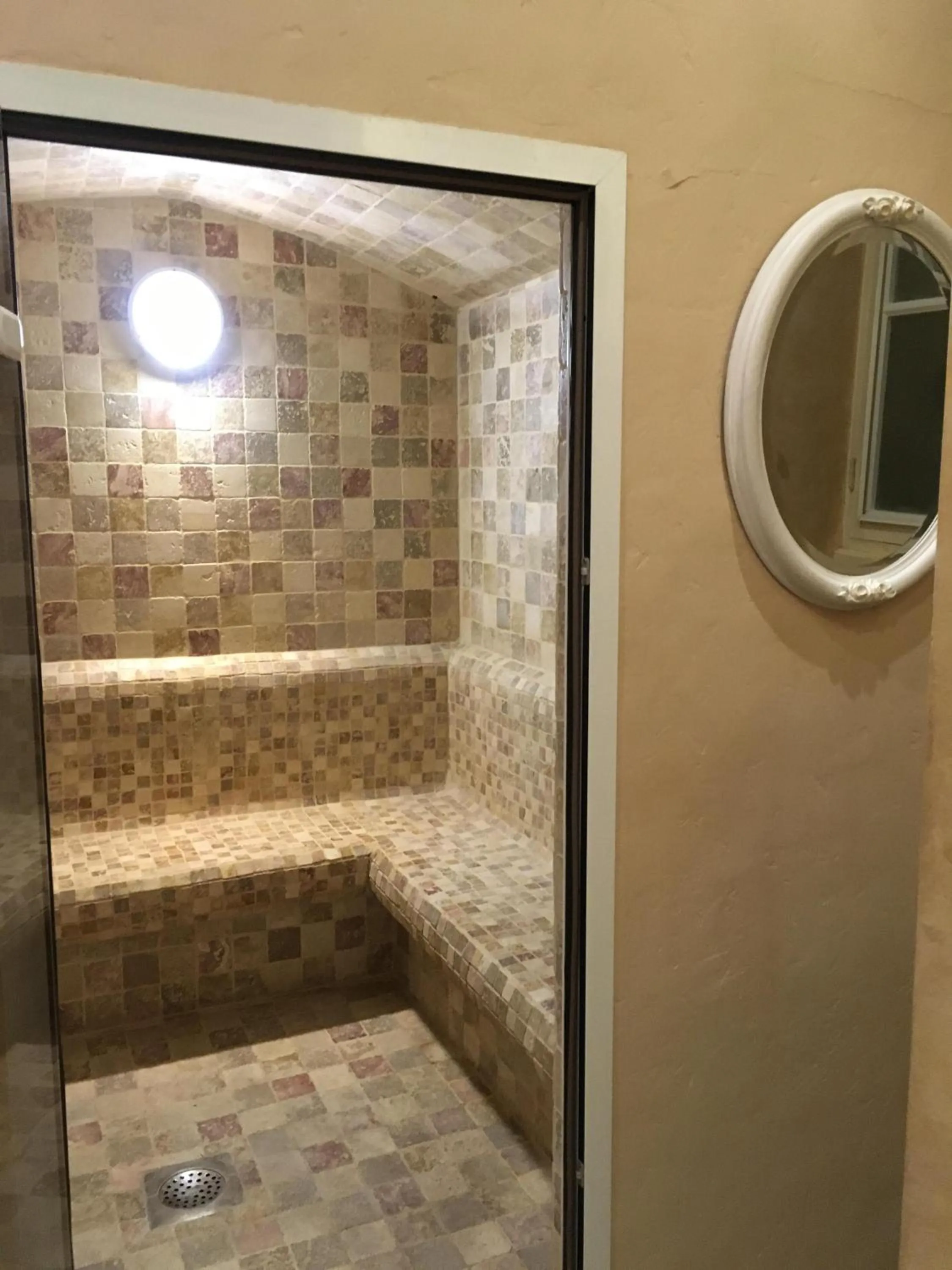 Bathroom in L'hommage