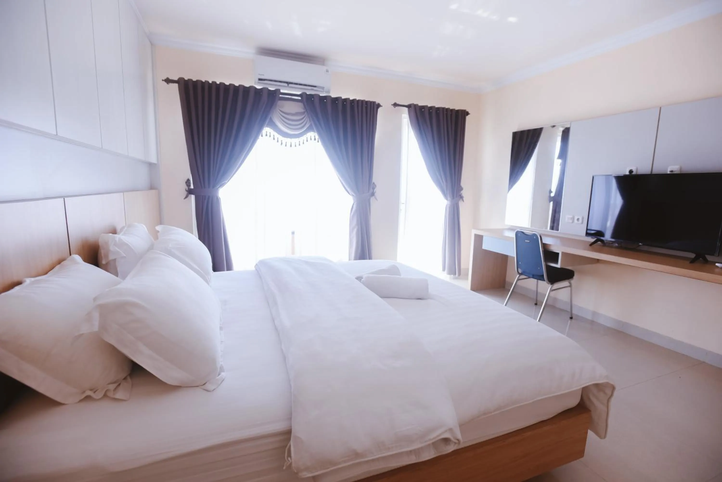 Communal lounge/ TV room, Bed in CHRYSANT HOTEL & RESORT