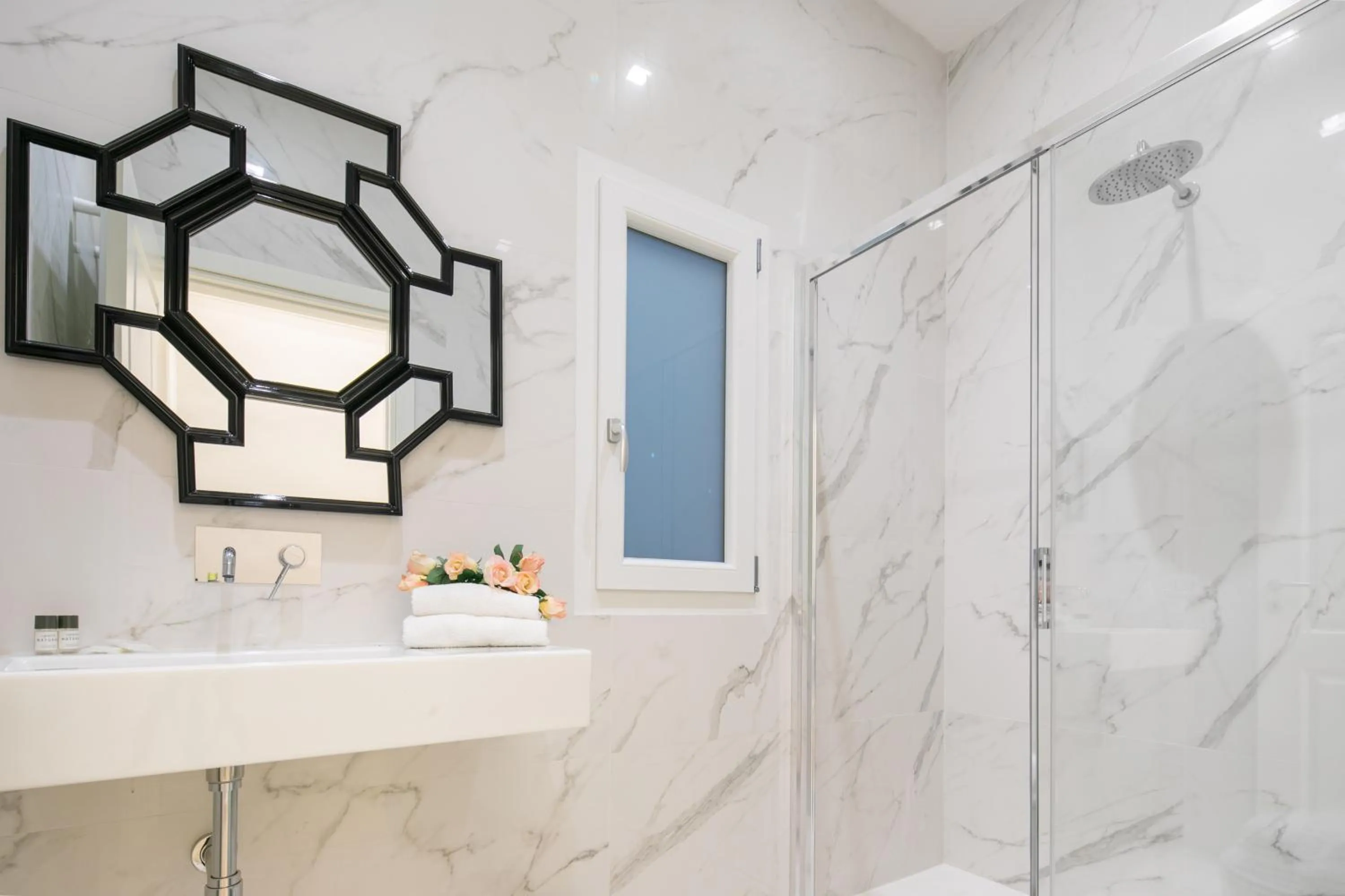 Bathroom in Luxury Blue Duomo by Mmega