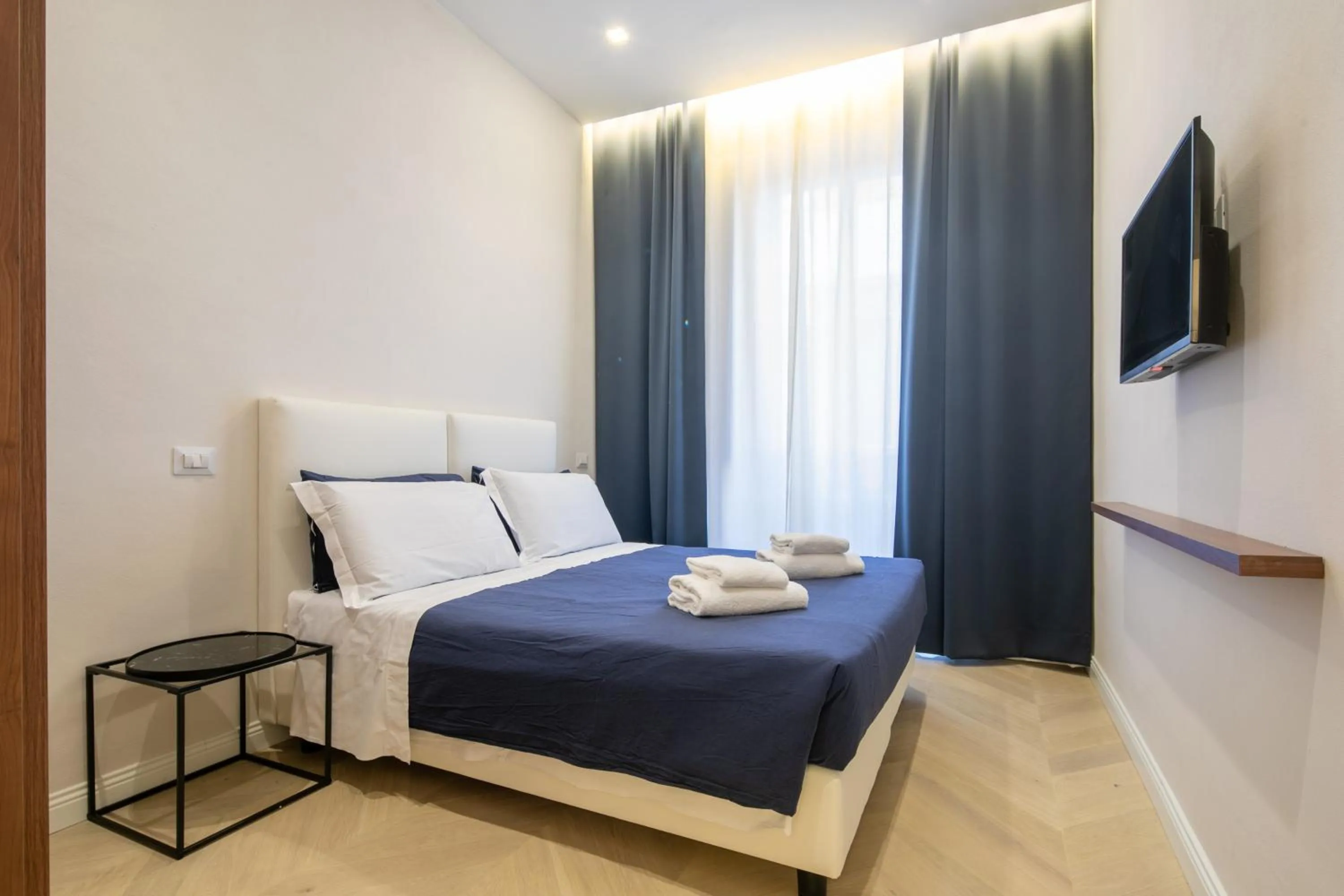 Bed in Luxury Blue Duomo by Mmega