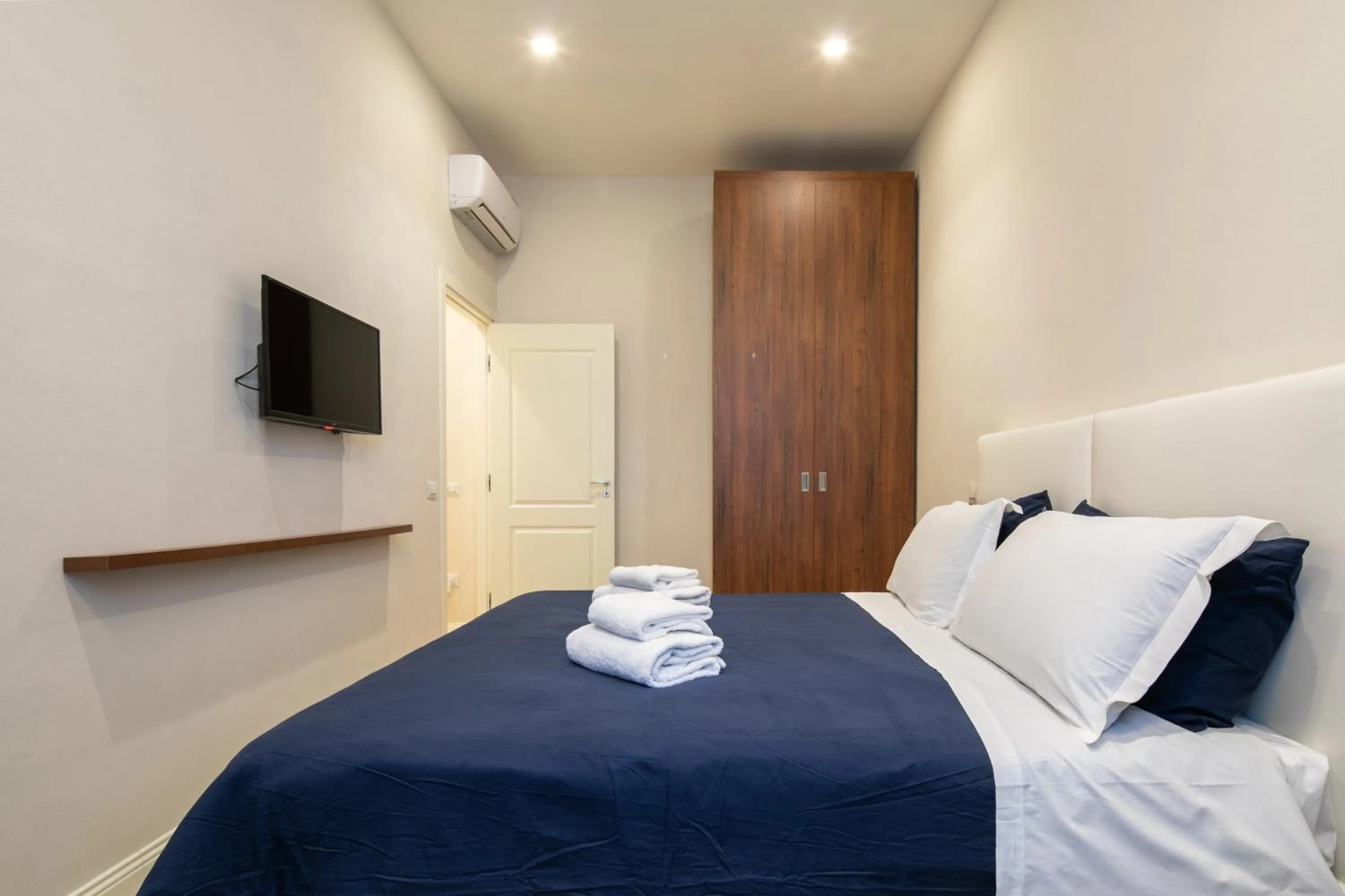 Bed in Luxury Blue Duomo by Mmega