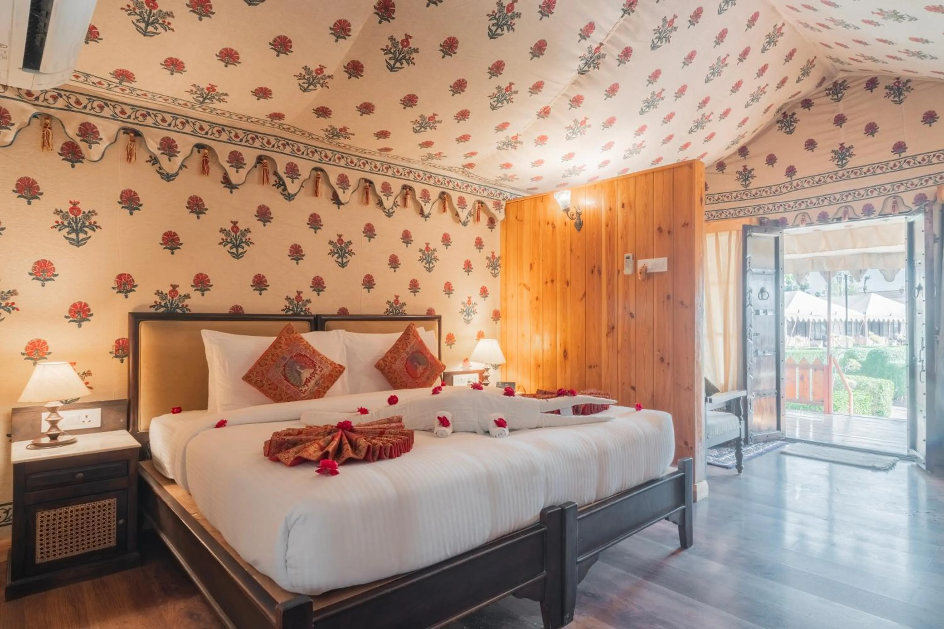 Living room, Bed in Om Vilas Benares, Varanasi