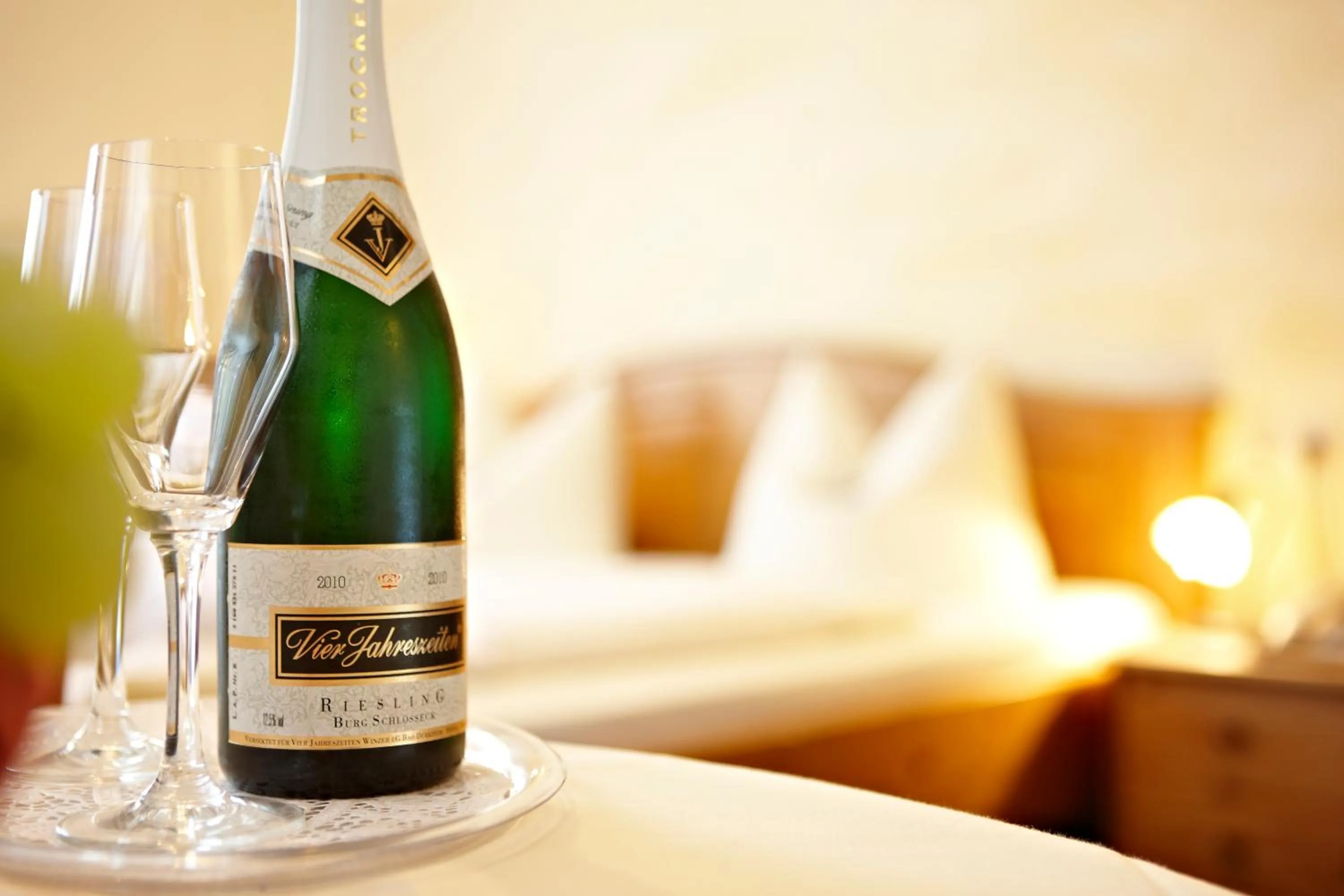 Photo of the whole room, Bed in Hotel Vier Jahreszeiten