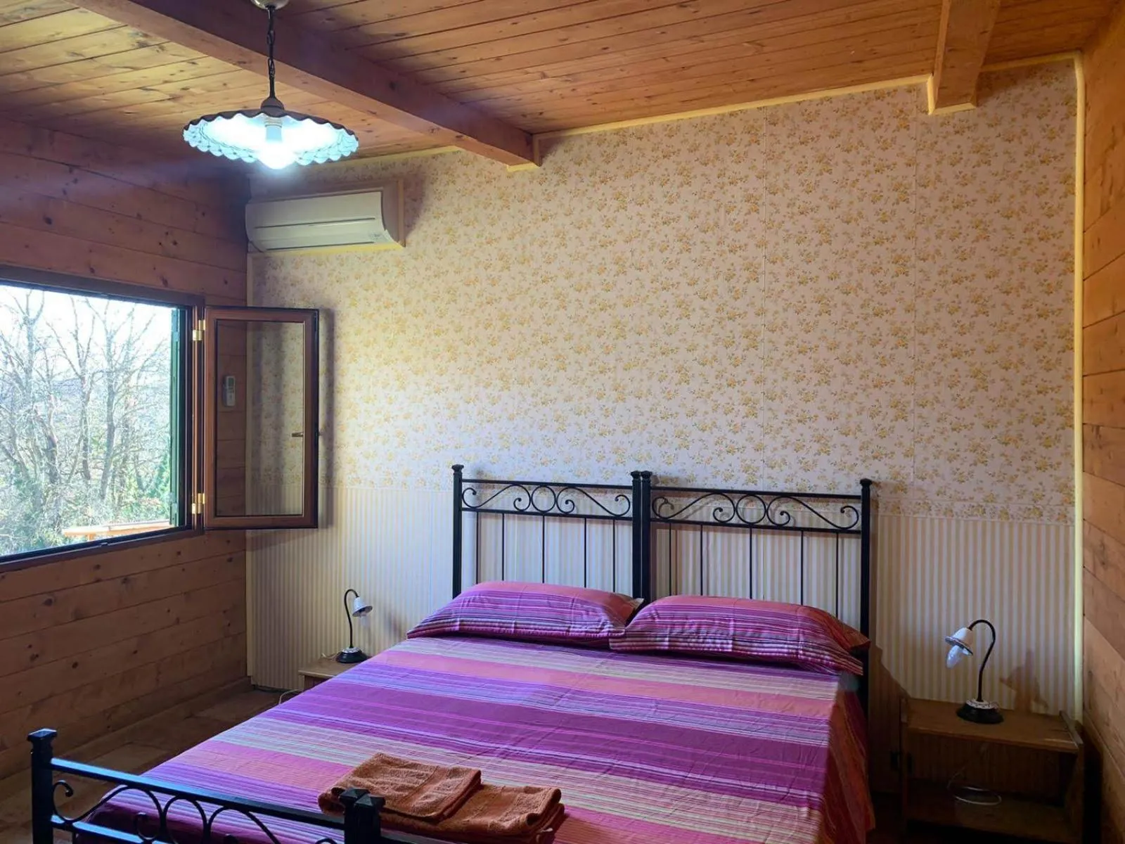 Bed in Night in the Wood Sorbo