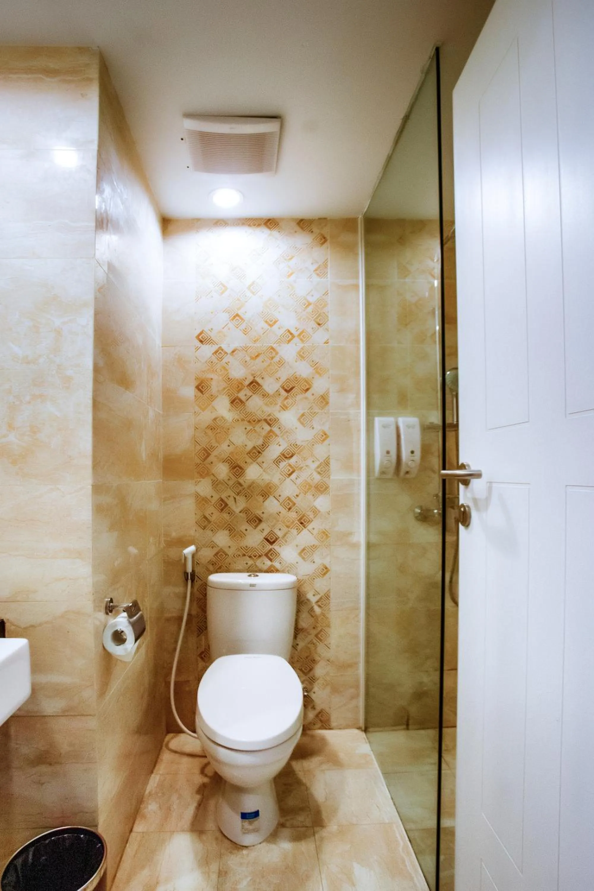 Toilet in Sylvia Hotel & Resort Komodo