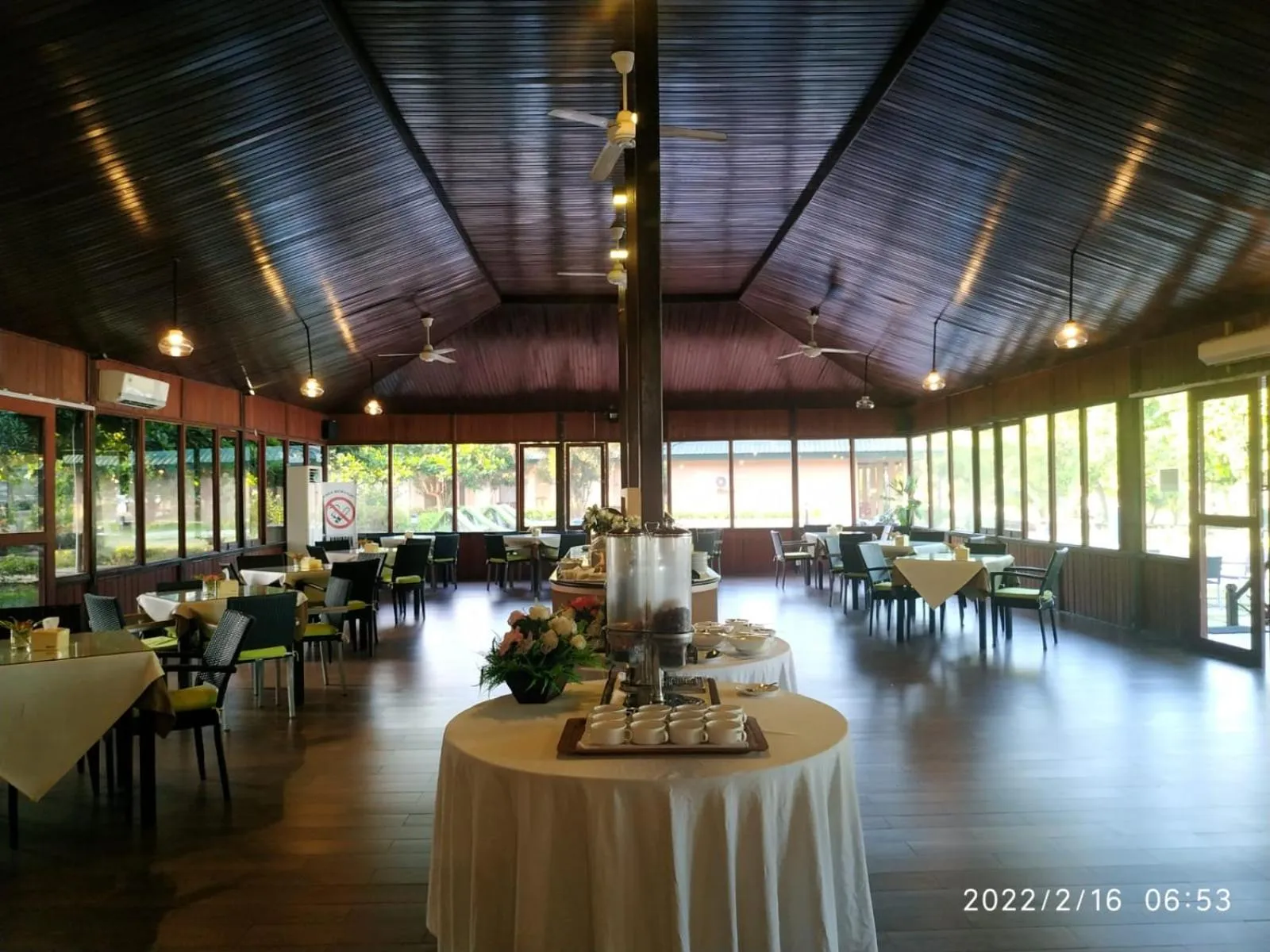 Restaurant/places to eat in Sylvia Hotel & Resort Komodo