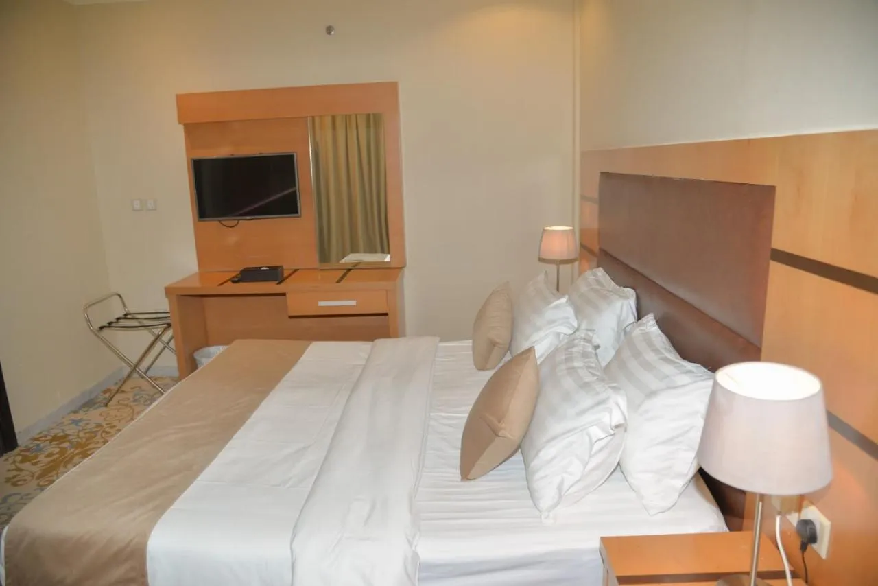 Communal lounge/ TV room, Bed in Ozone hotel