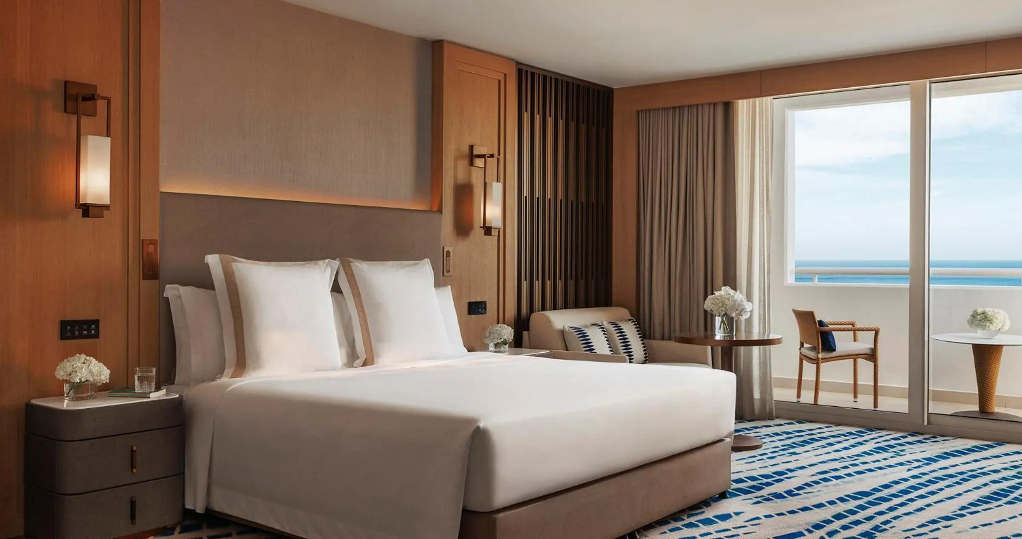 Bedroom, Bed in Jumeirah Beach Hotel Dubai
