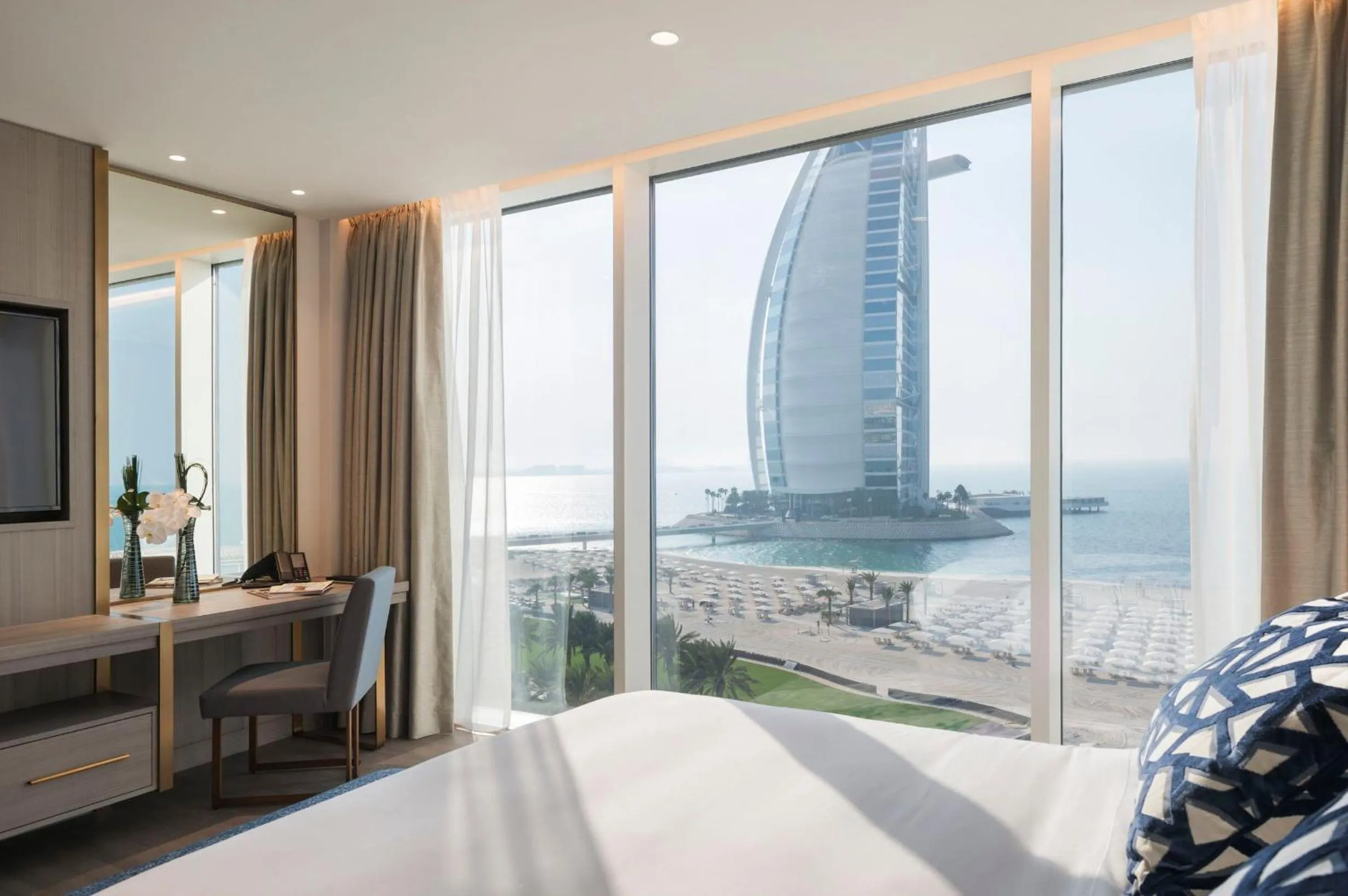 Bedroom, Bed in Jumeirah Beach Hotel Dubai