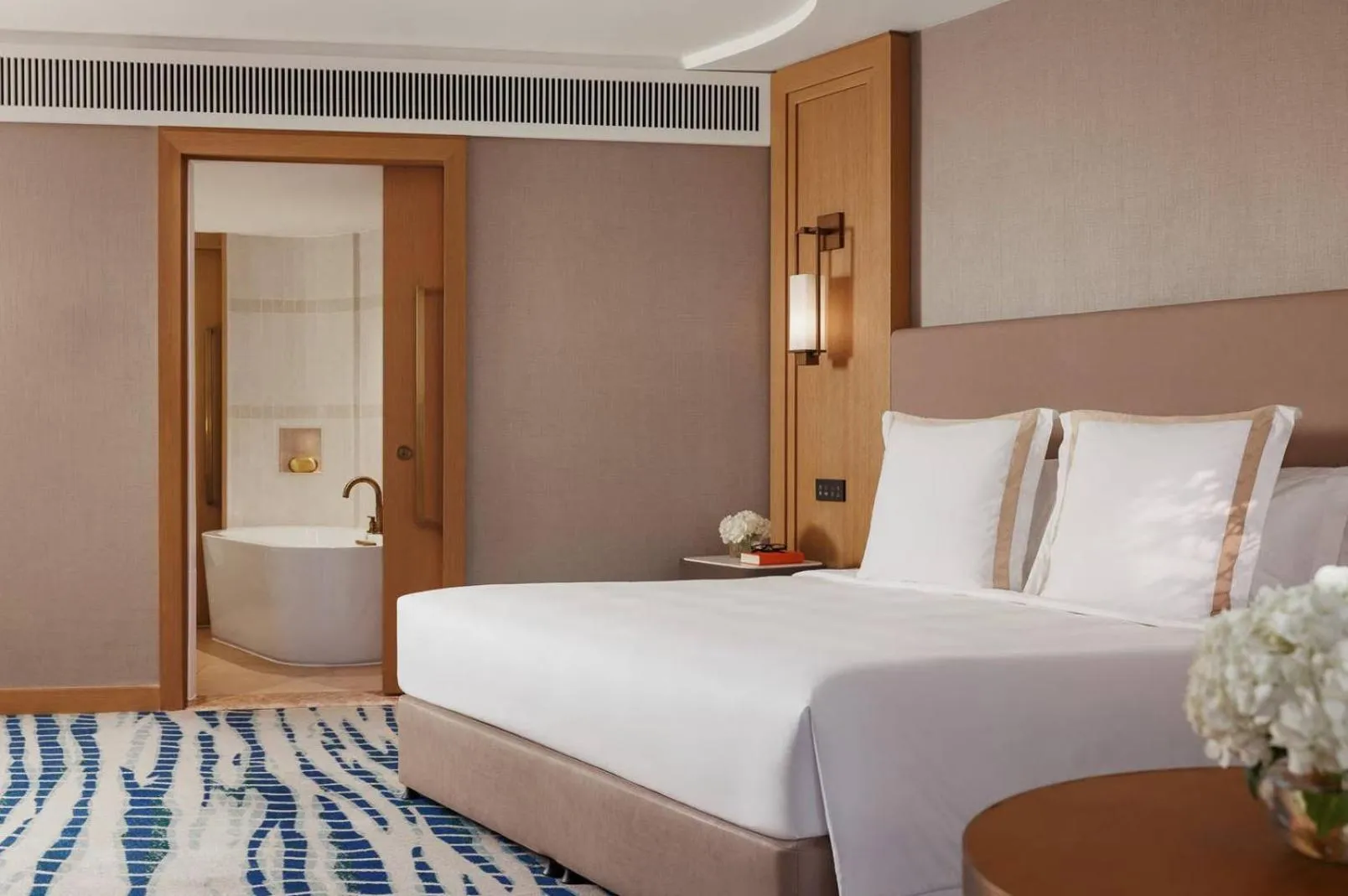 Bed in Jumeirah Beach Hotel Dubai