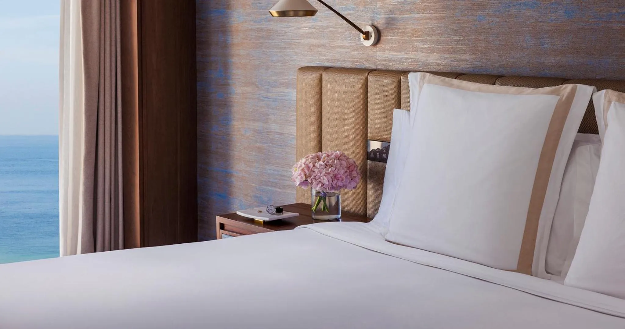 Bedroom, Bed in Jumeirah Beach Hotel Dubai