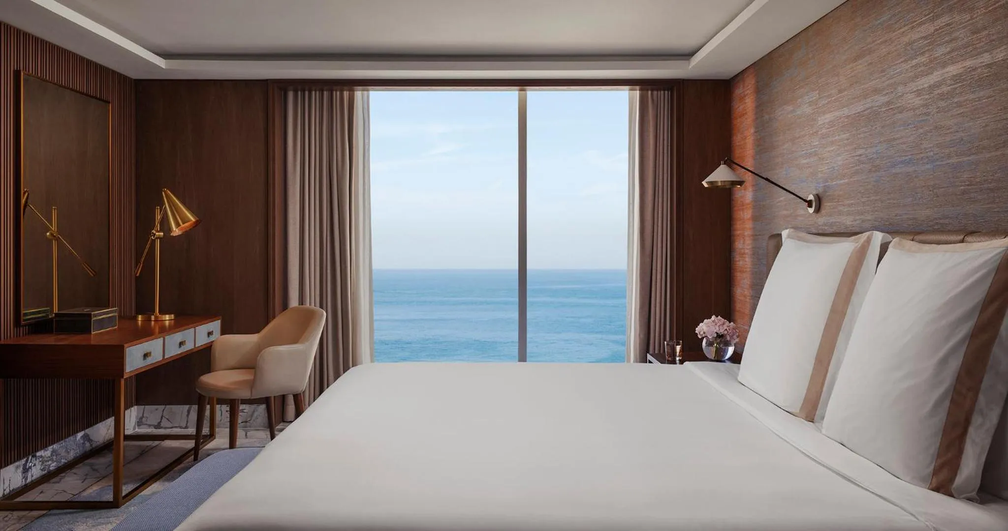 Bedroom, Bed in Jumeirah Beach Hotel Dubai