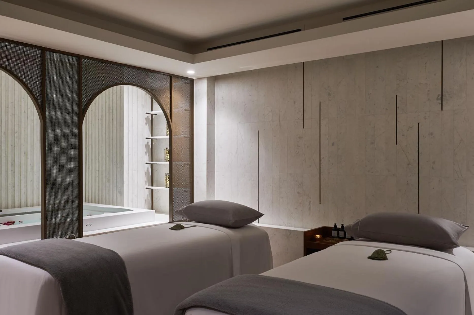 Spa and wellness centre/facilities, Bed in Jumeirah Beach Hotel Dubai