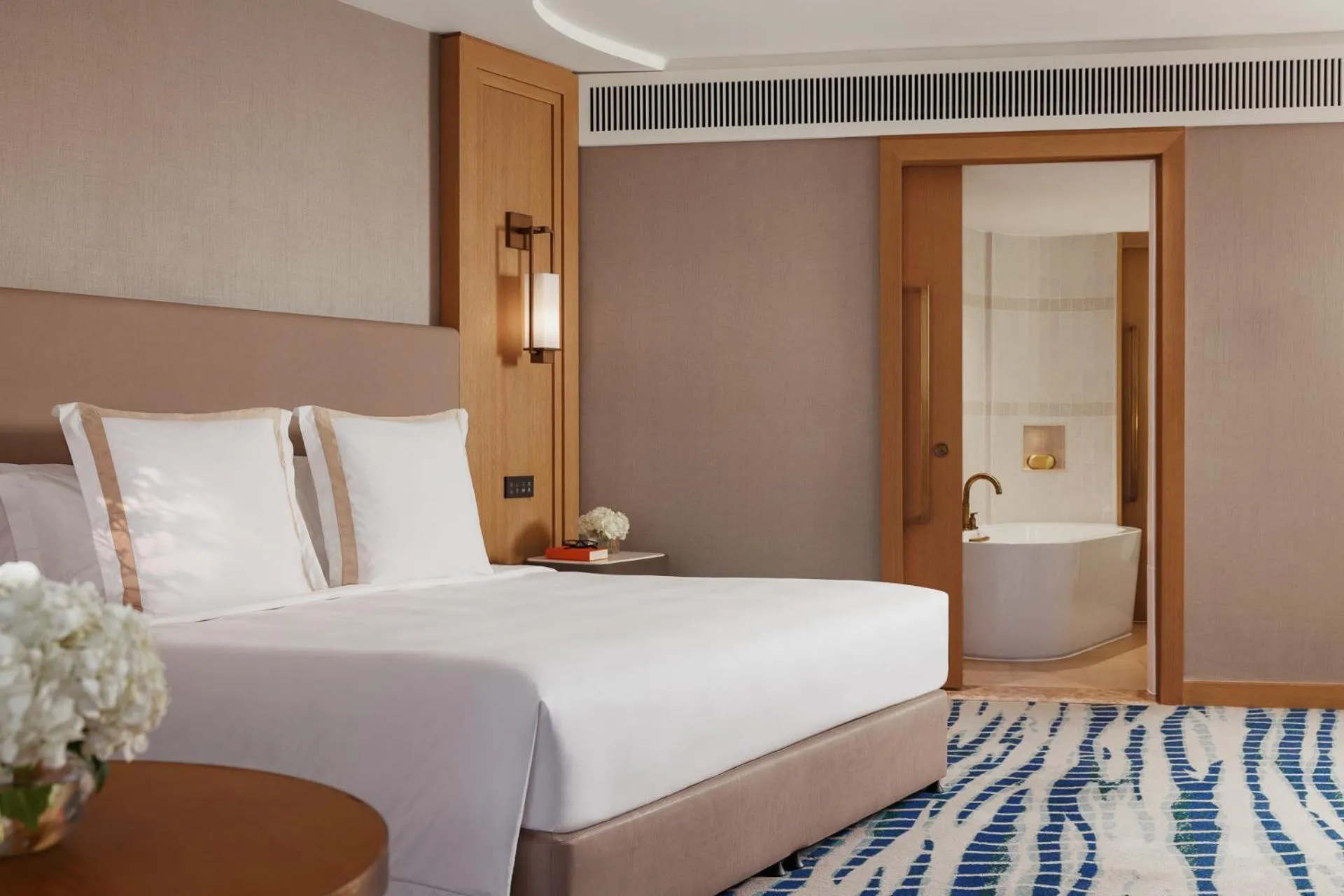 Bedroom, Bed in Jumeirah Beach Hotel Dubai