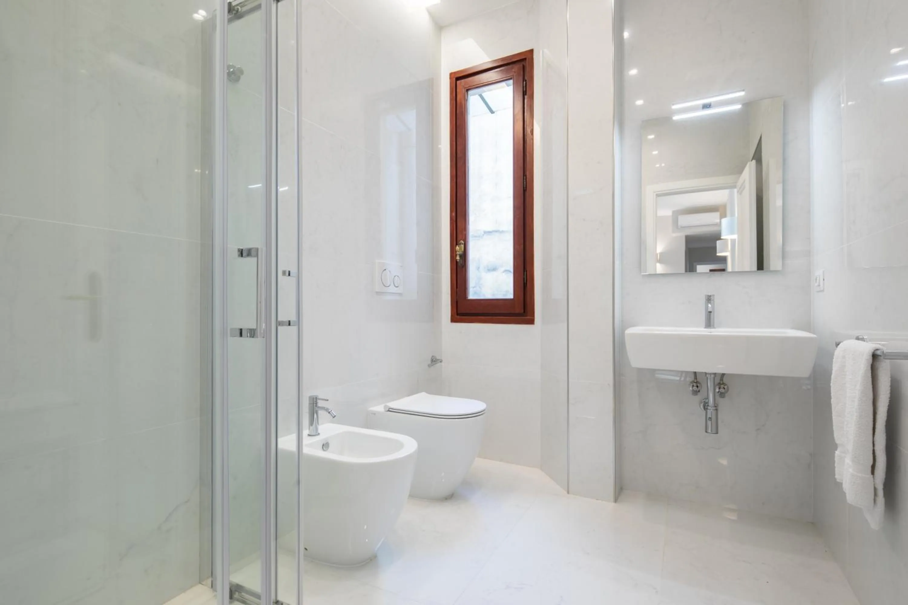Bathroom in Ponte Vecchio White by Mmega