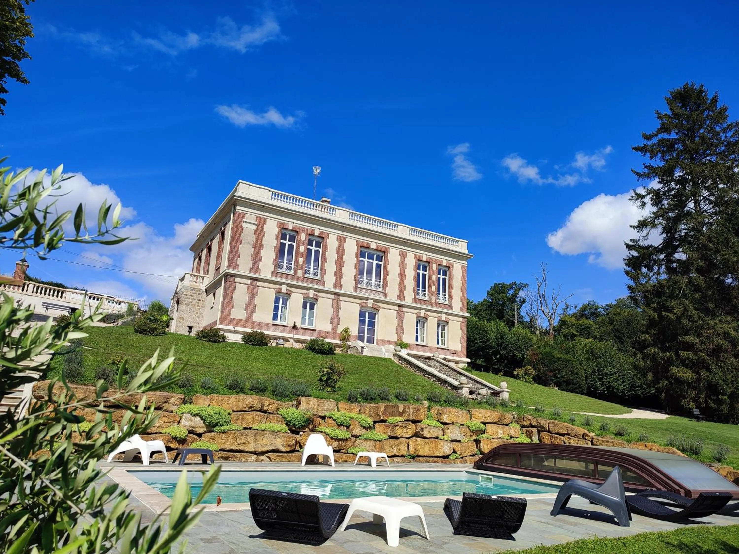 Property building in Demeure de la Garenne