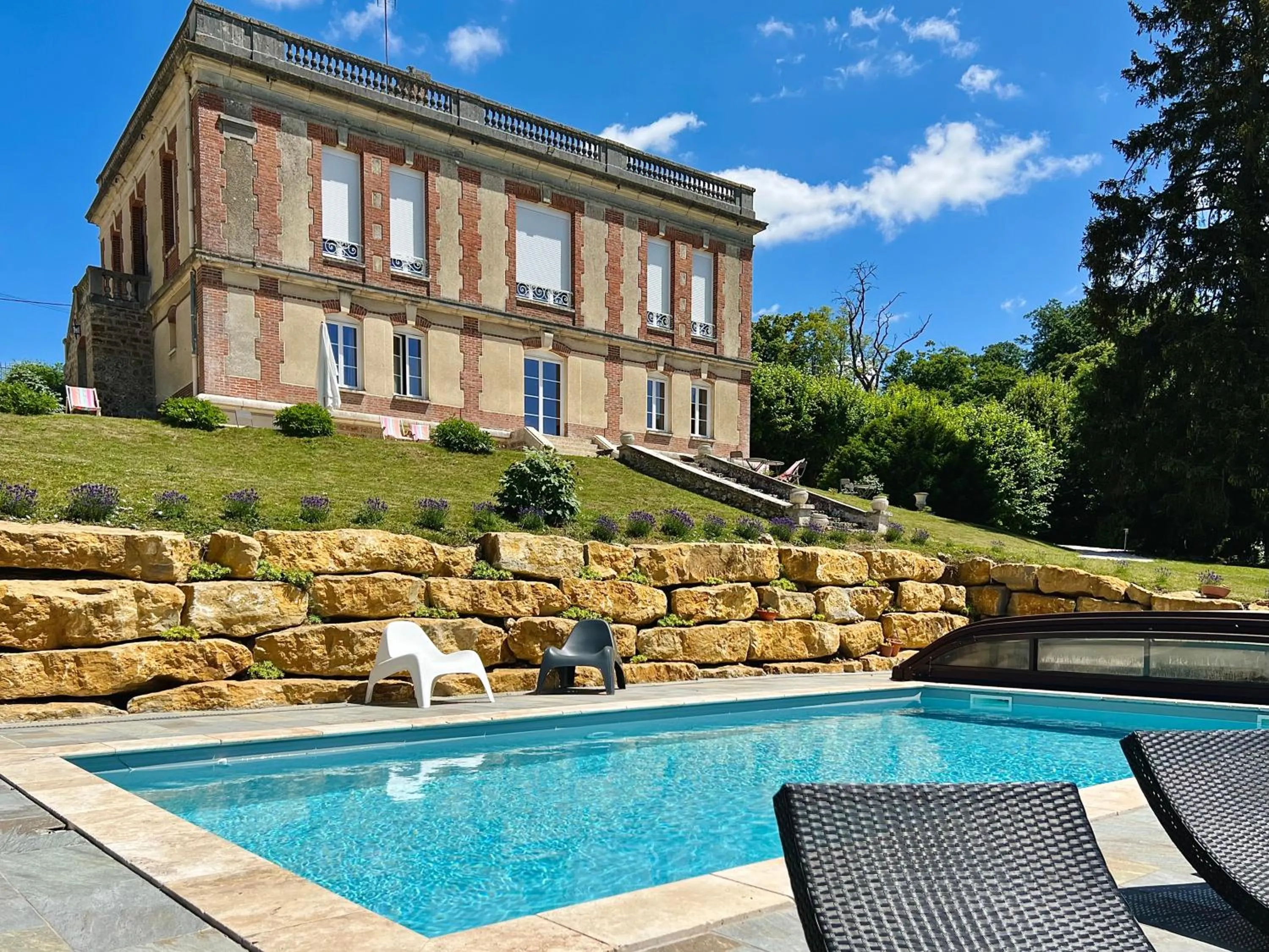 Property building in Demeure de la Garenne