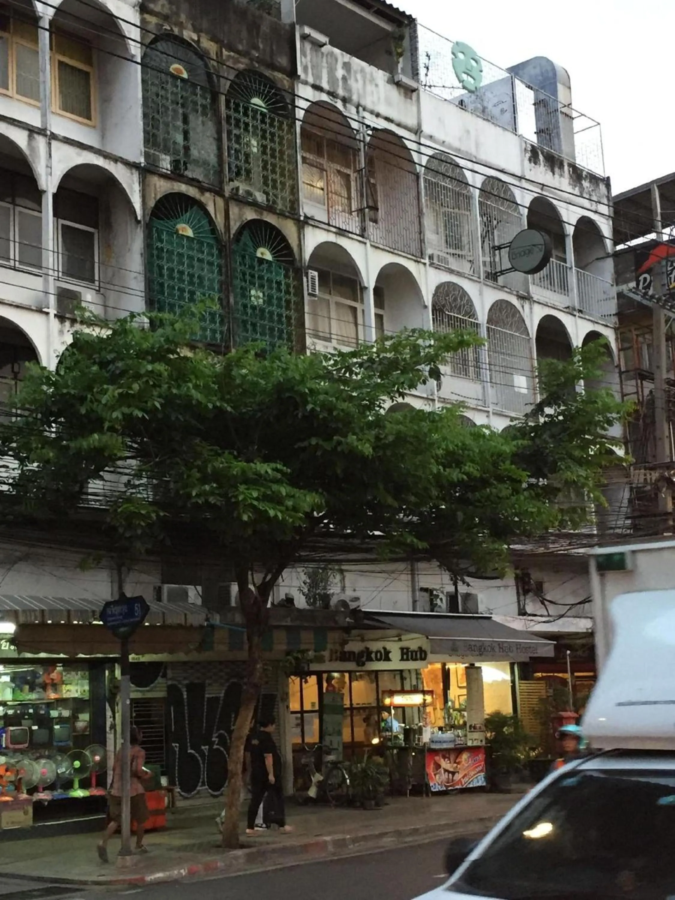 Property building in Bangkok Hub Hostel