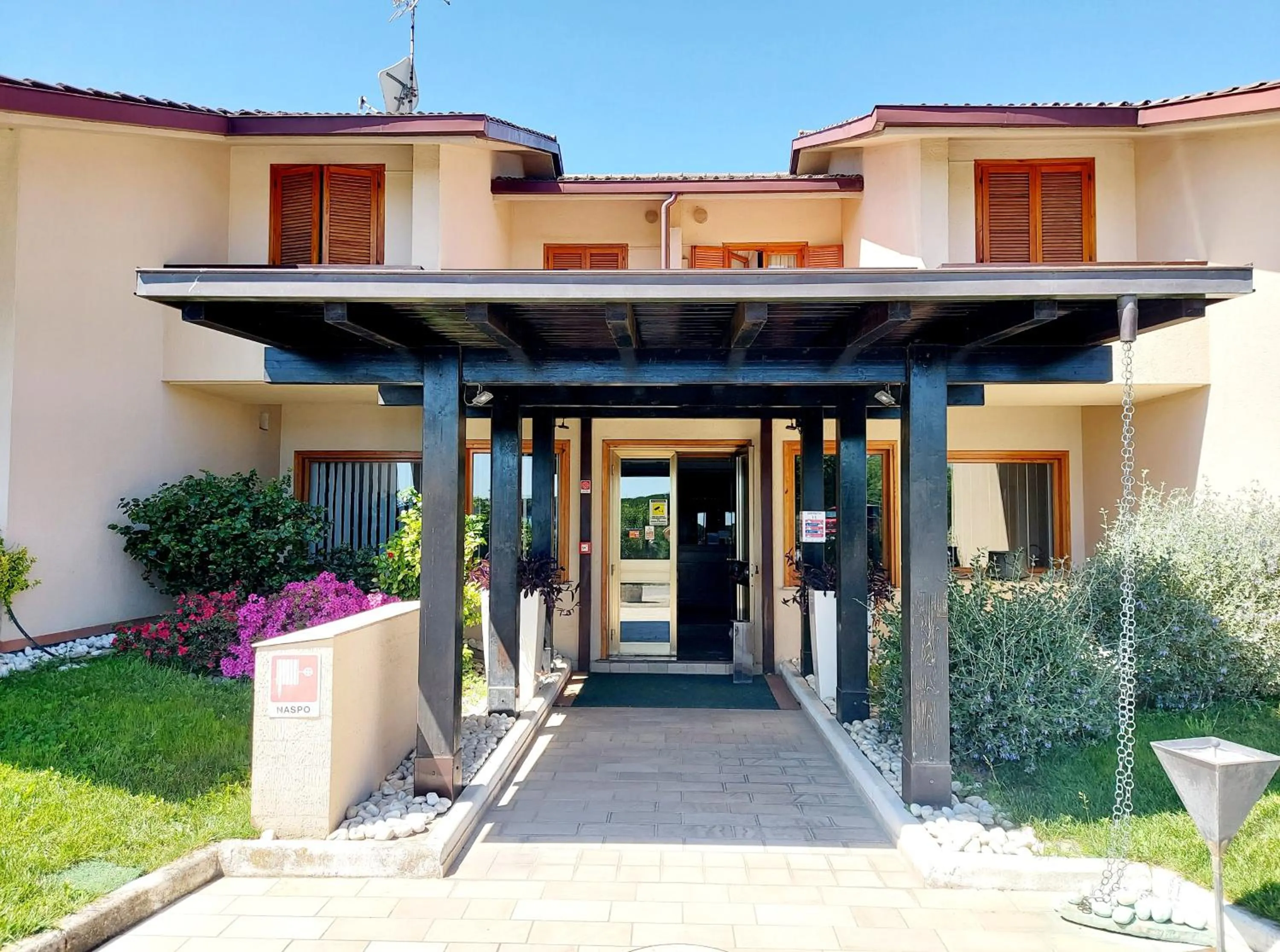 Facade/entrance in Montebello Park Hotel