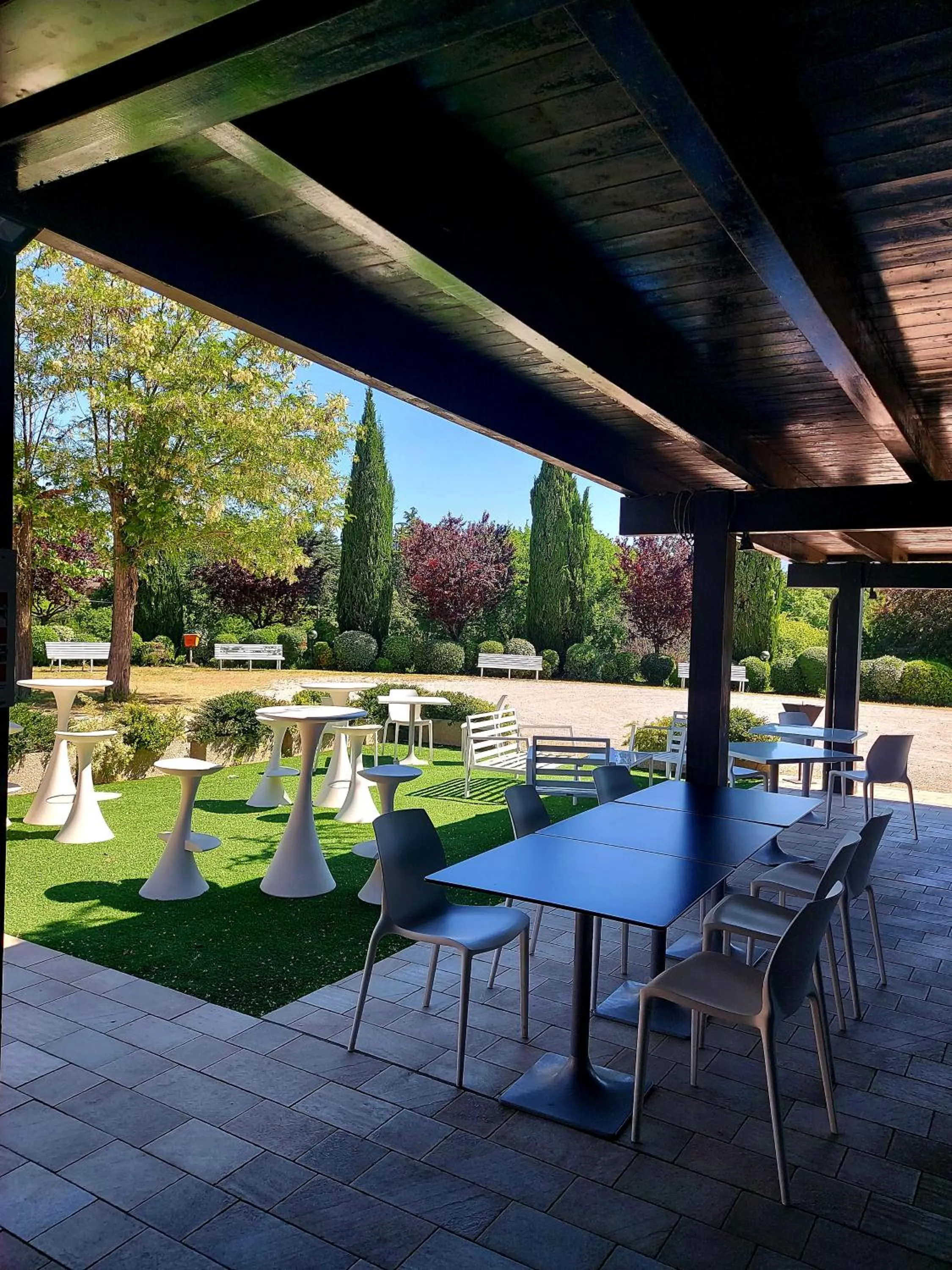 Patio in Montebello Park Hotel