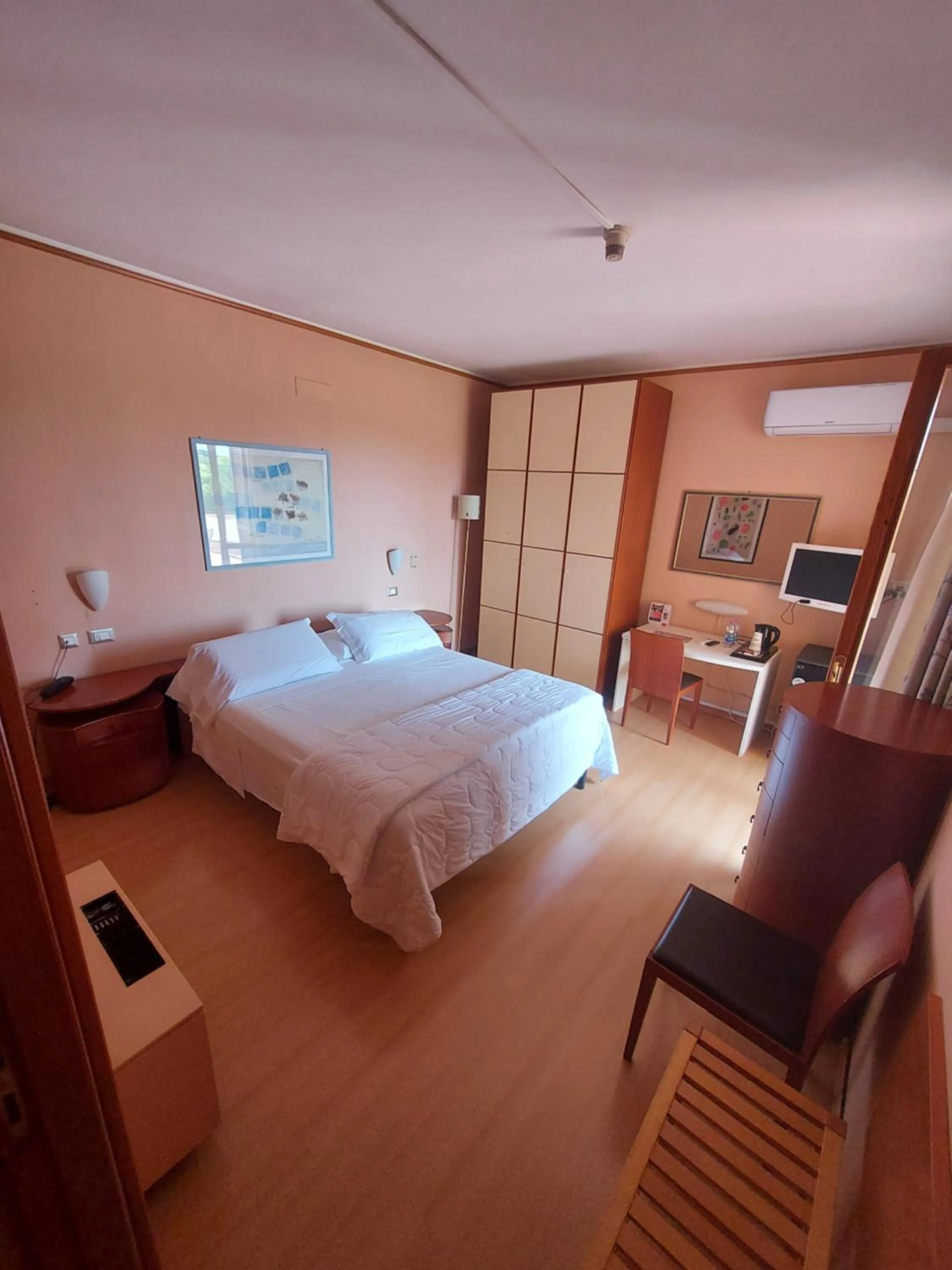 Photo of the whole room, Bed in Montebello Park Hotel