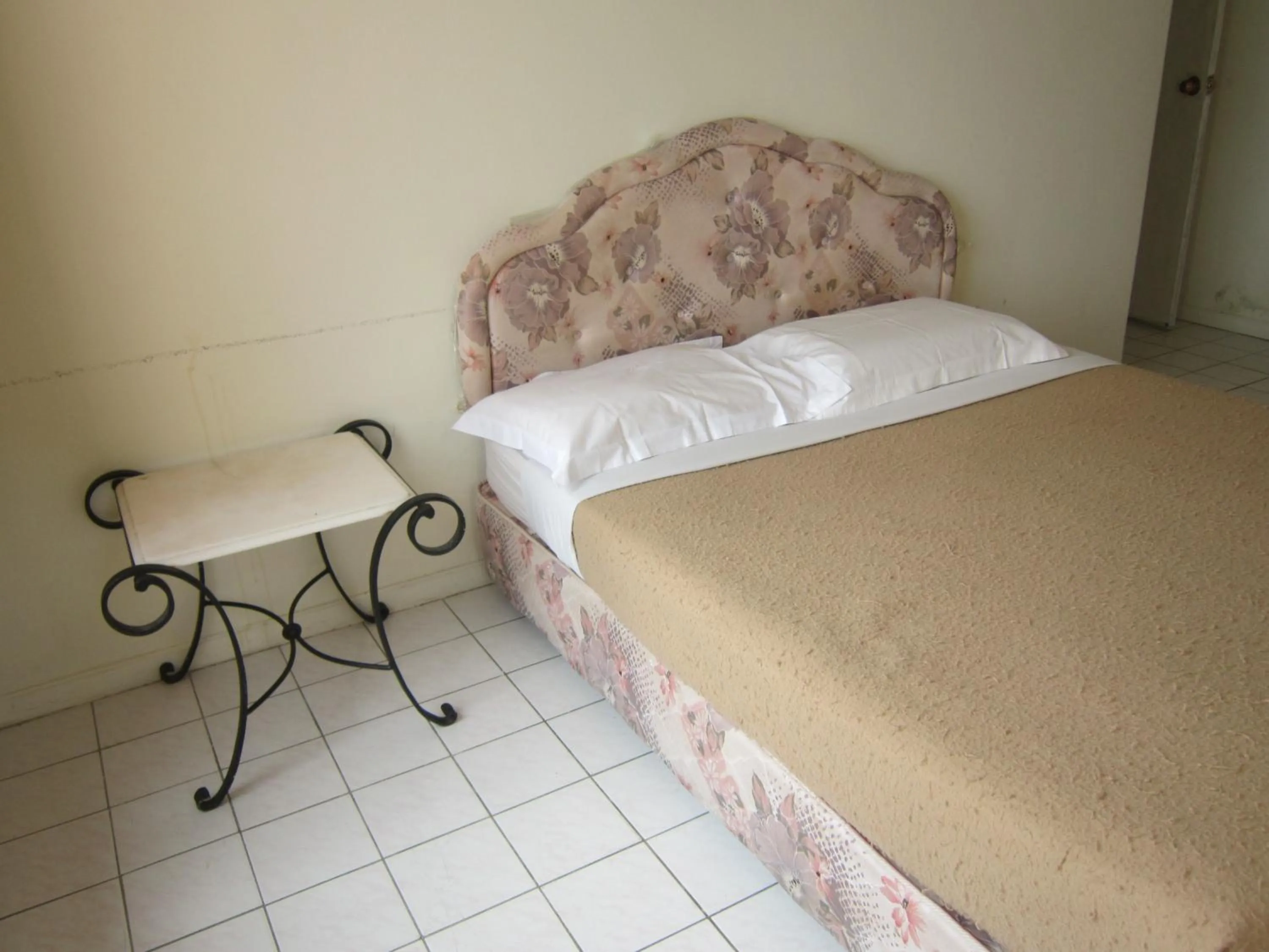 Bed in Paradise Lagoon Apartment