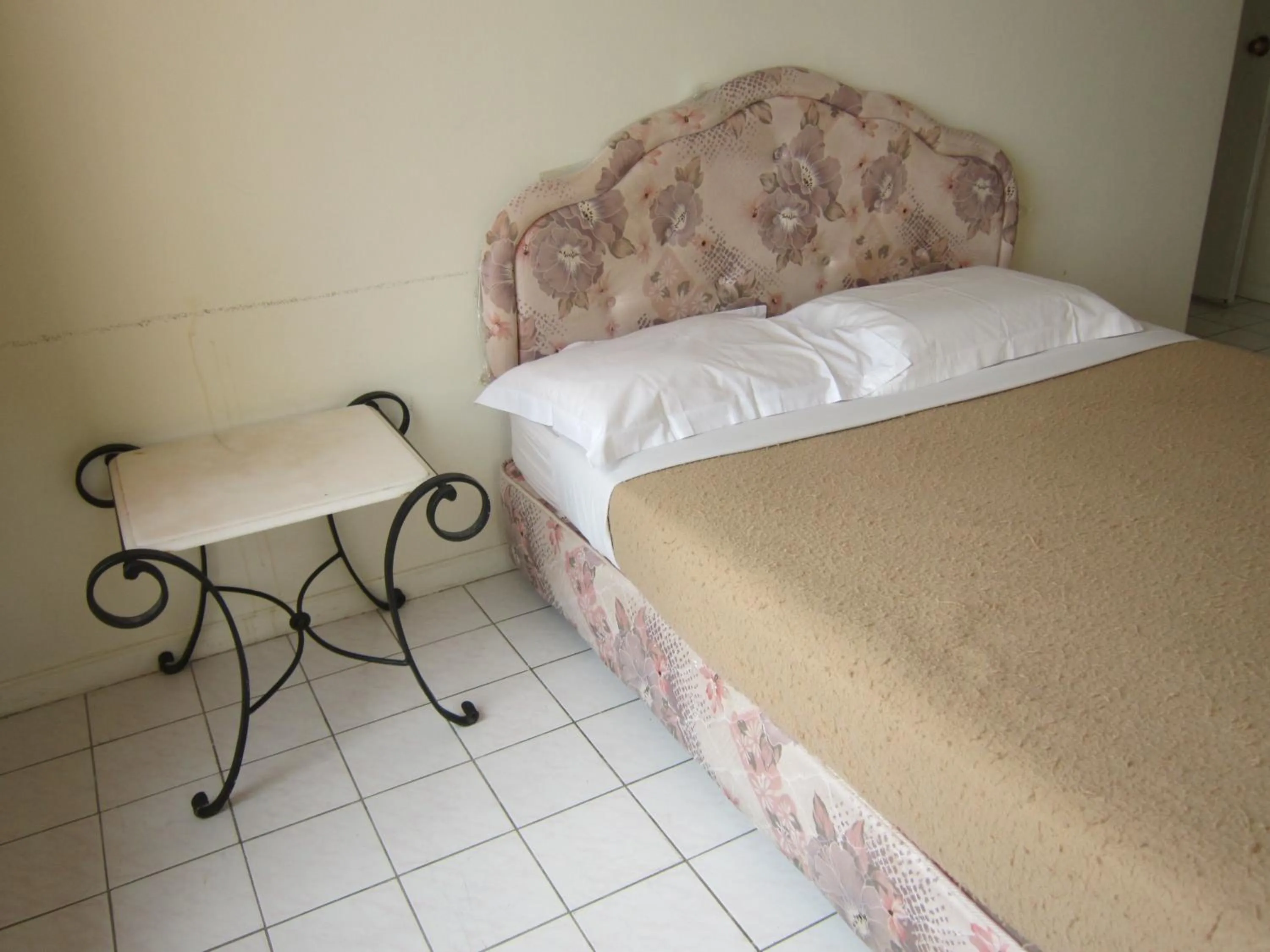 Bed in Paradise Lagoon Apartment