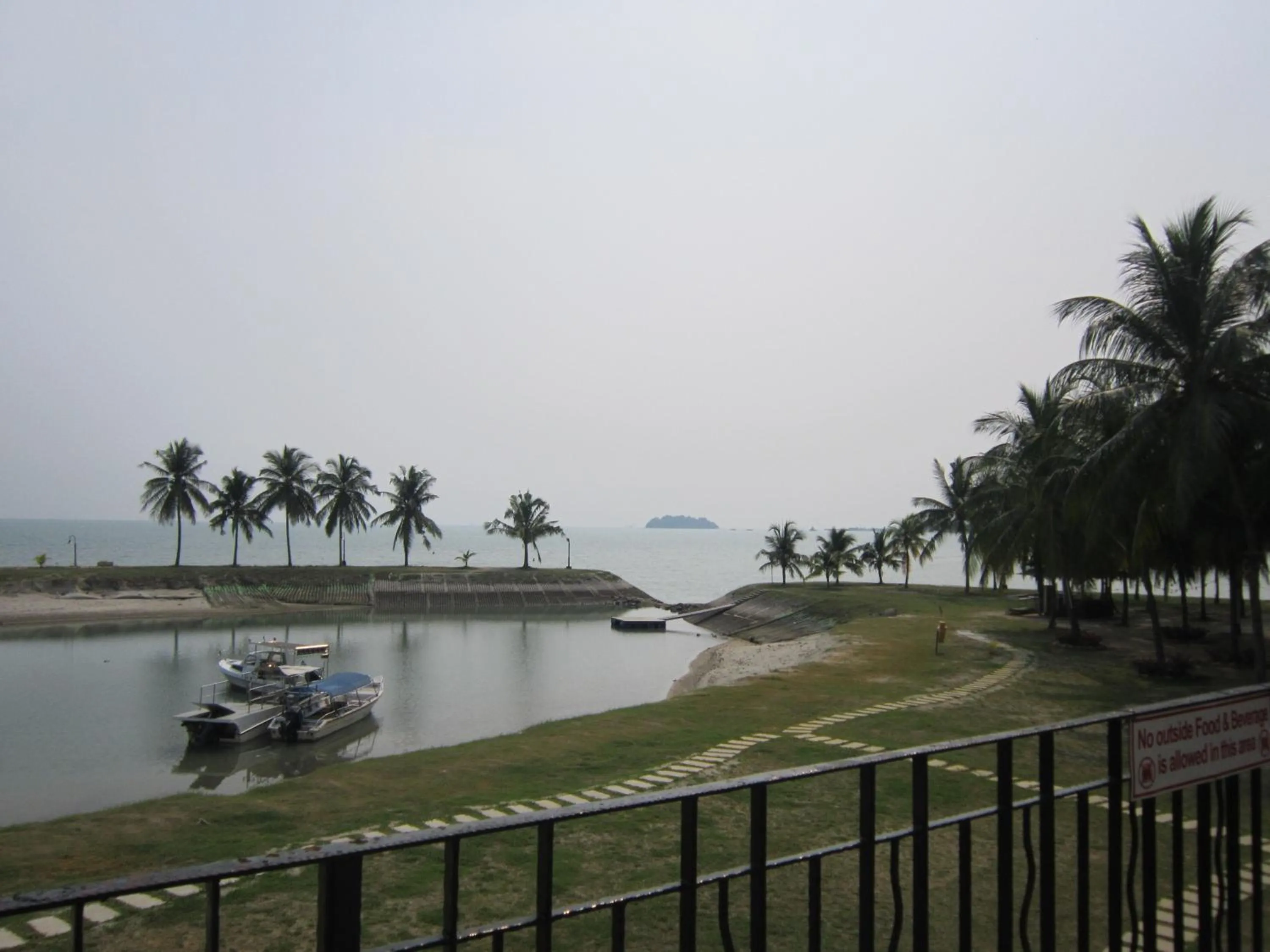 Area and facilities in Paradise Lagoon Apartment