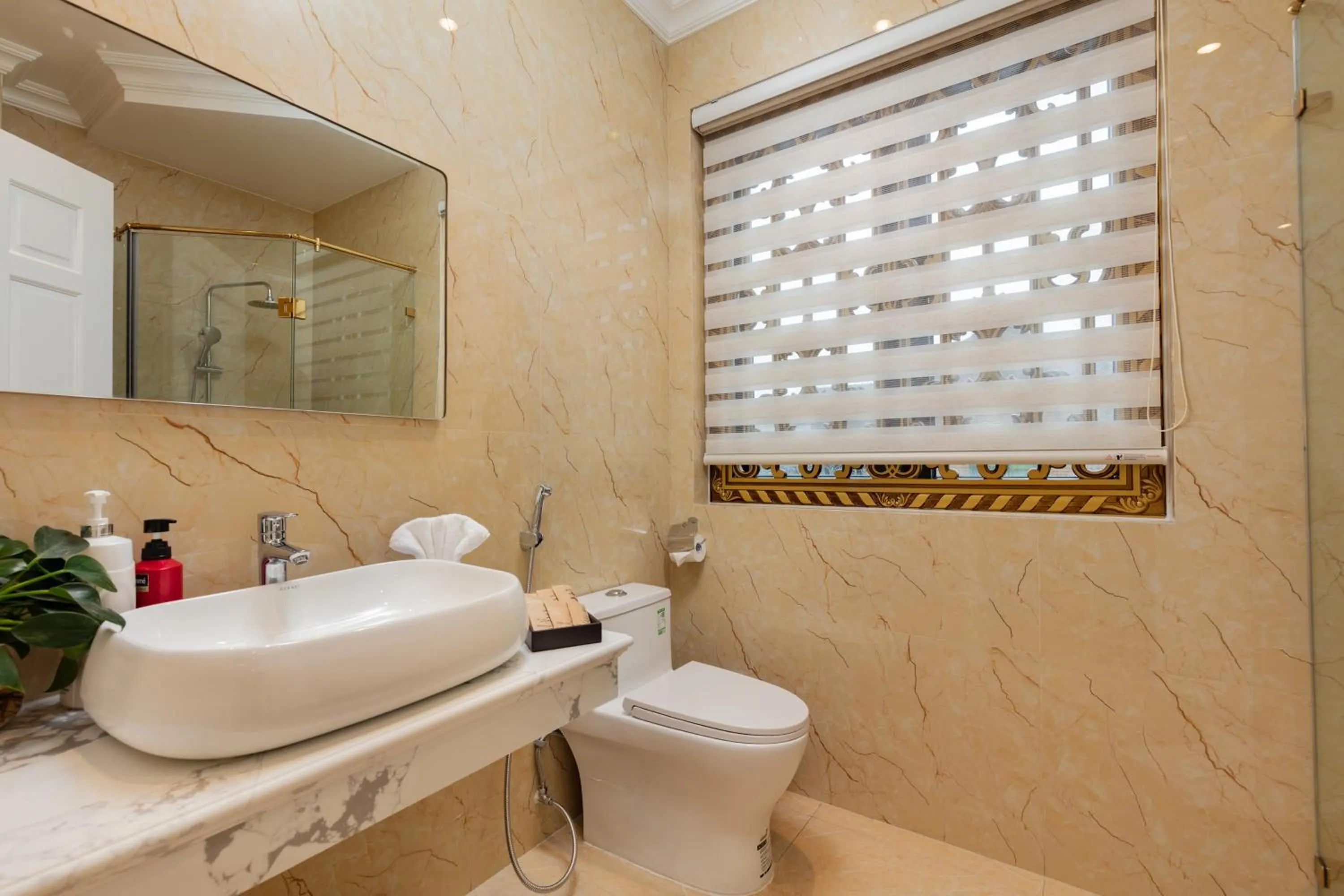 Bathroom in Cẩm Bình Hotel
