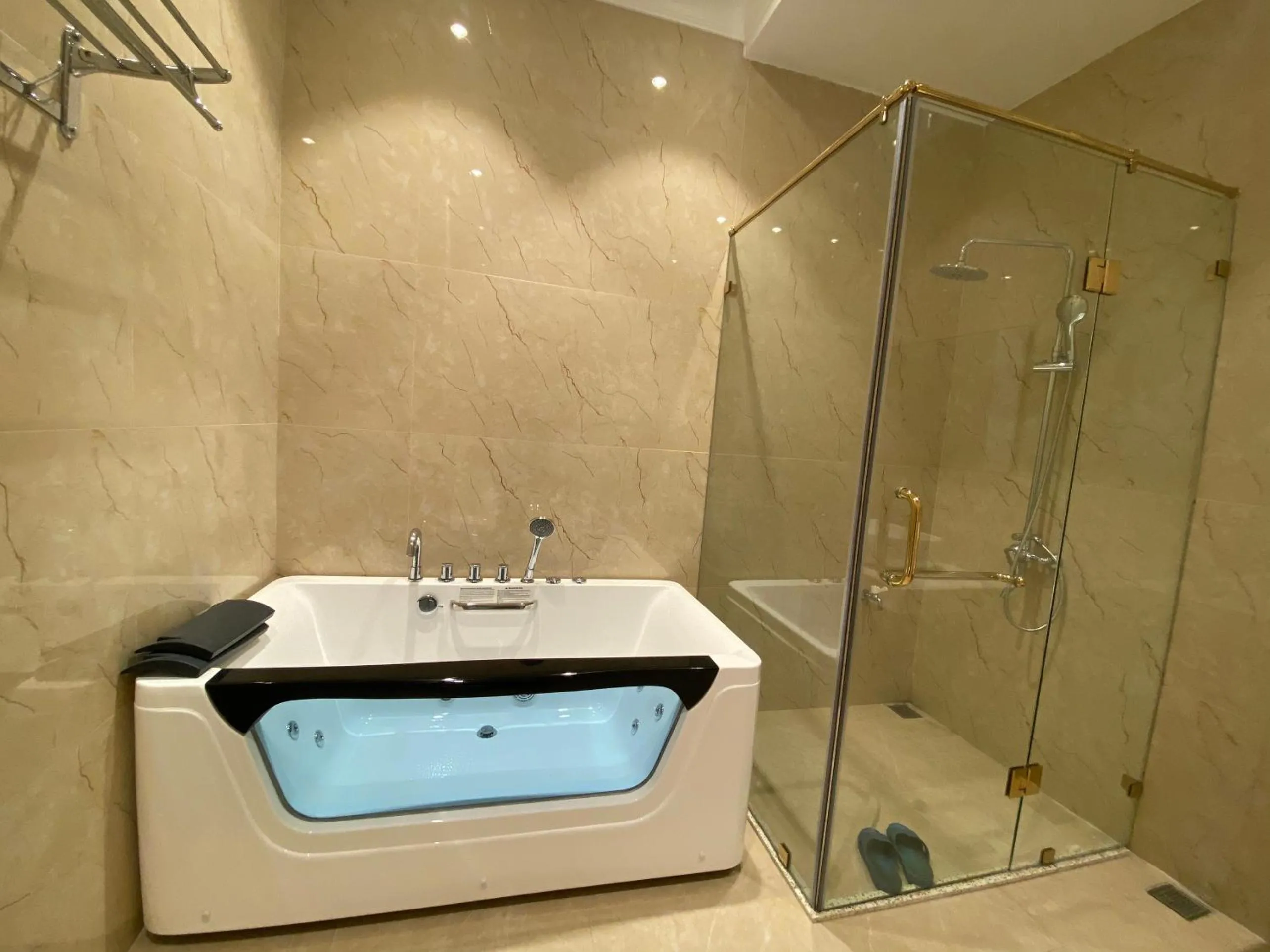 Bathroom in Cẩm Bình Hotel