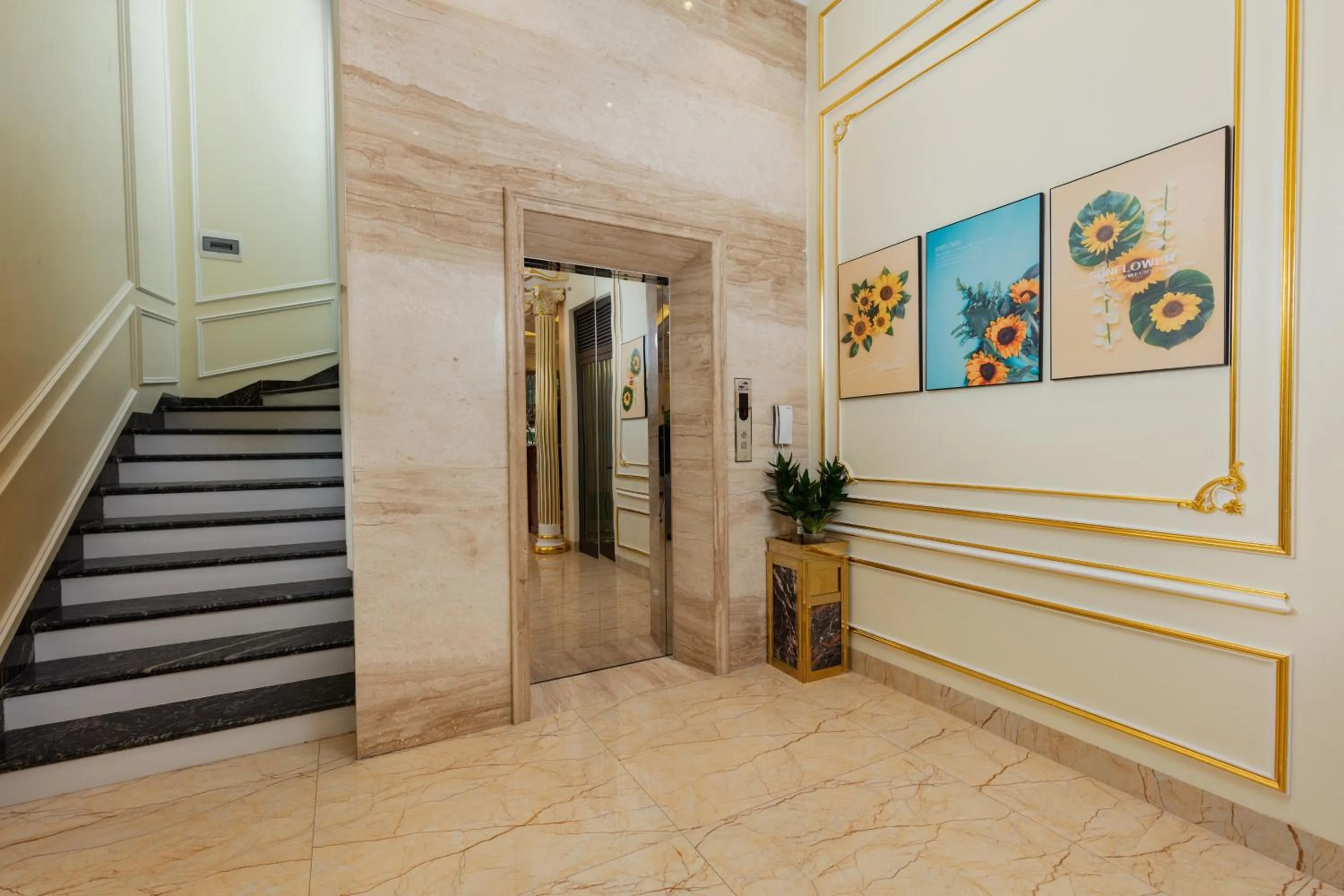 Lobby or reception in Cẩm Bình Hotel