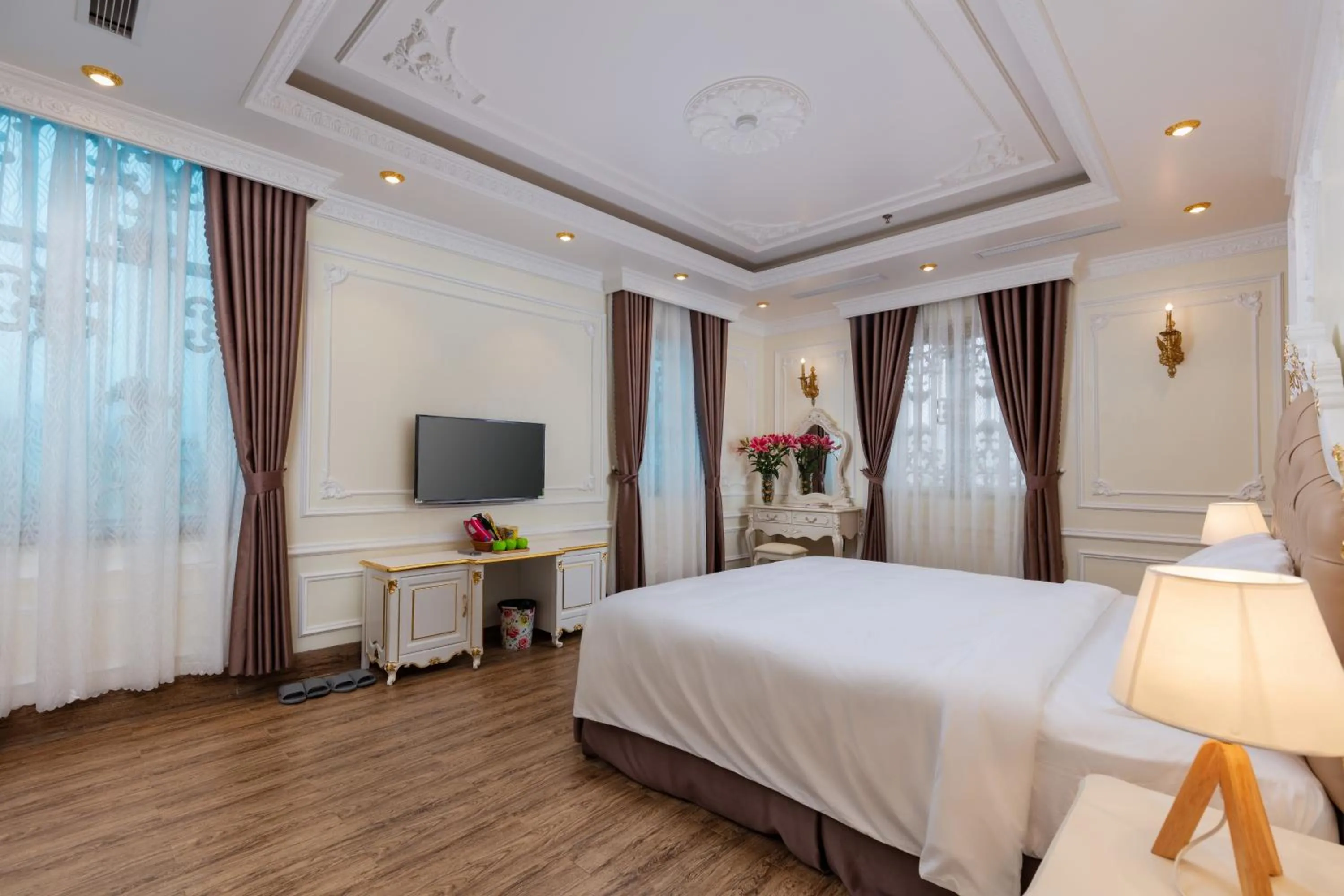 Bedroom, Bed in Cẩm Bình Hotel