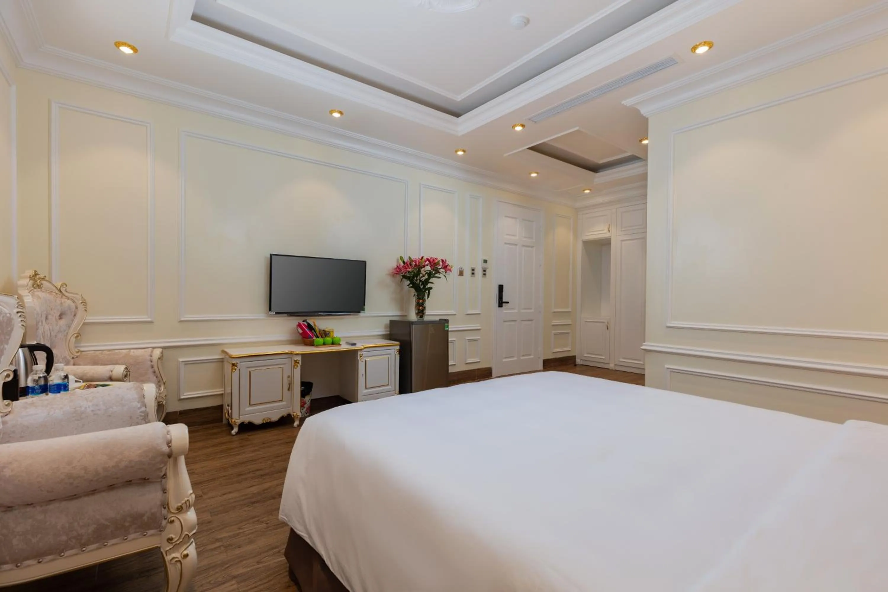 Photo of the whole room, Bed in Cẩm Bình Hotel