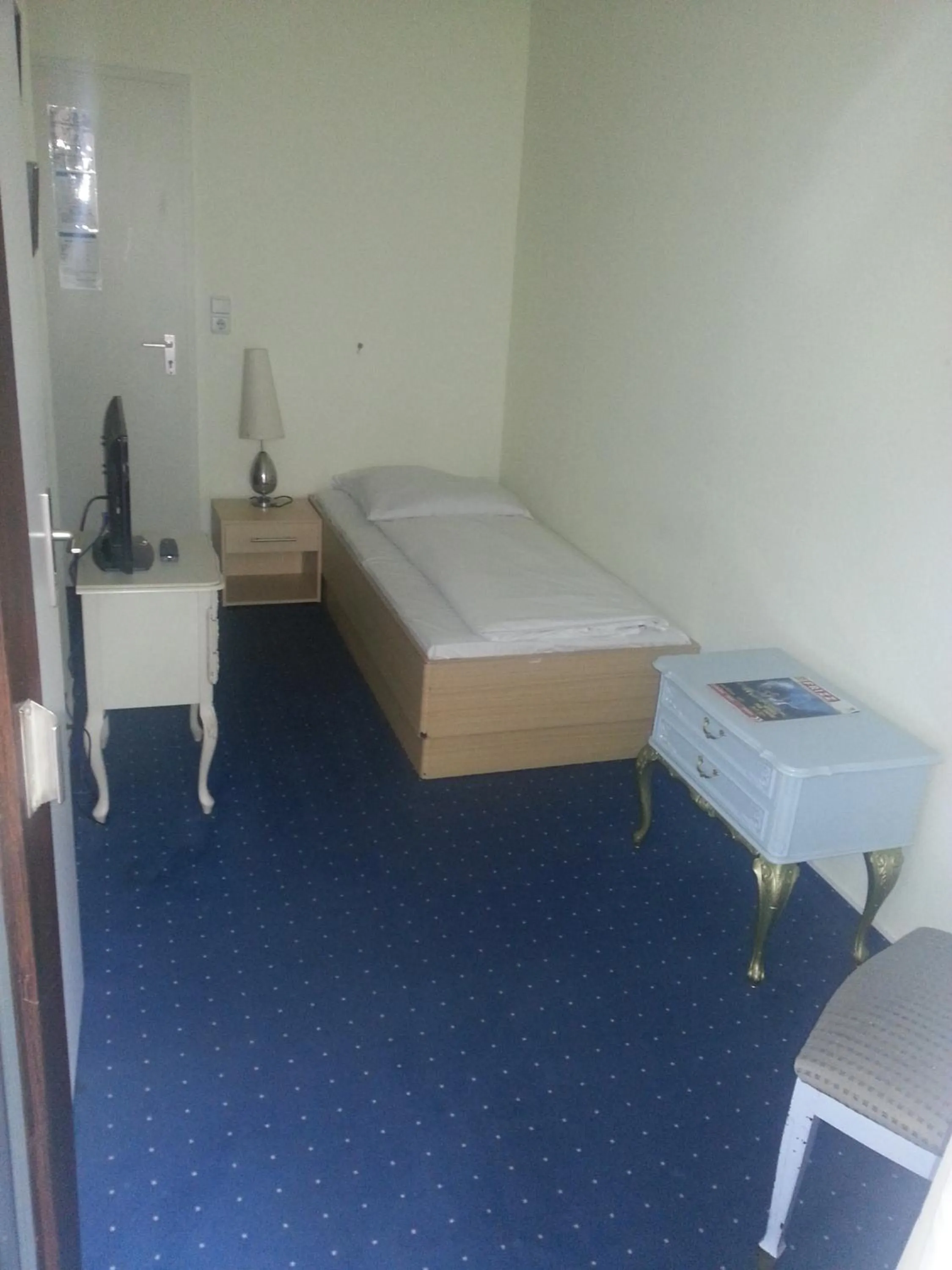 Photo of the whole room, Bed in Hotelgarni Frankfurt