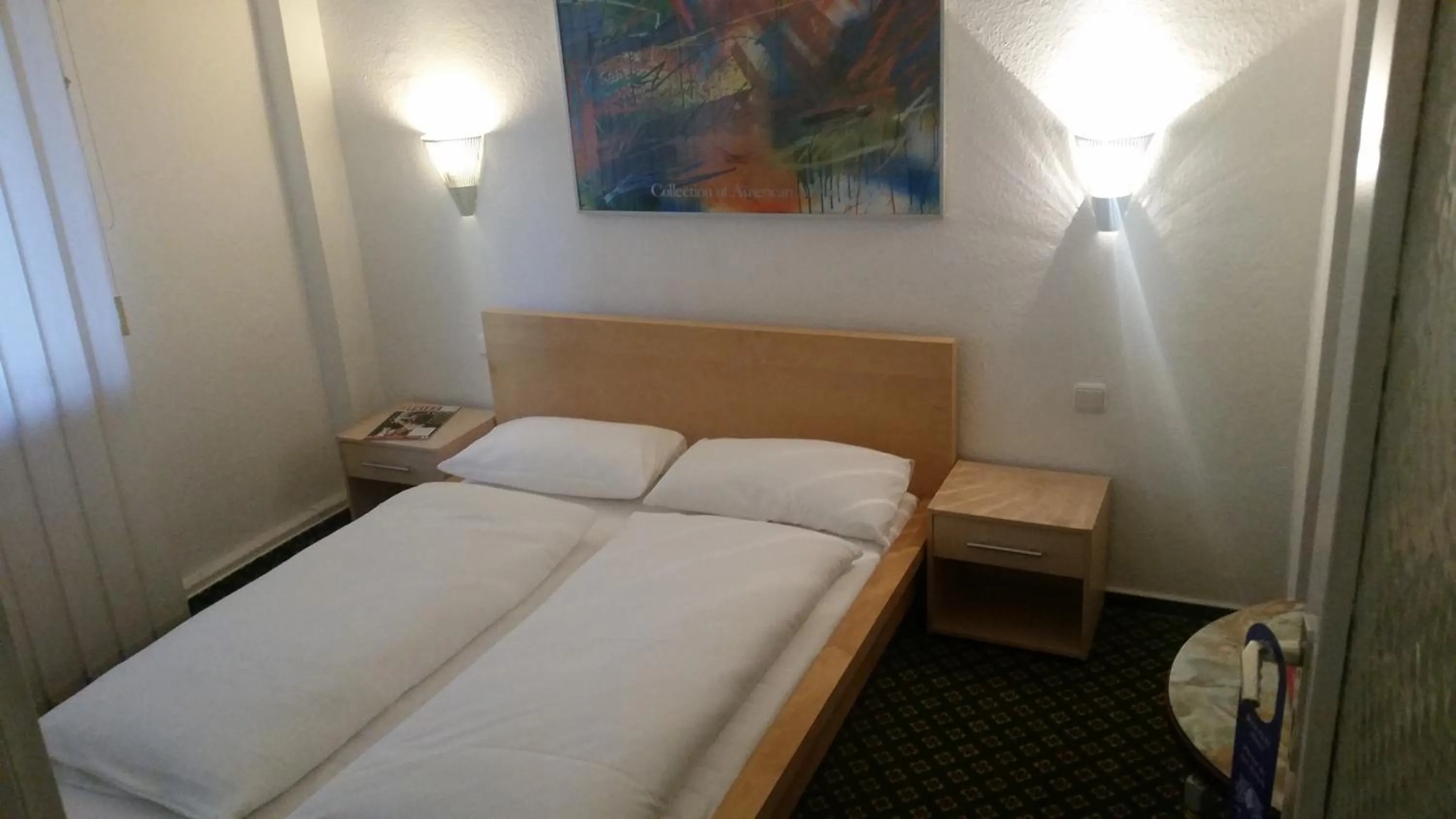 Bed in Hotelgarni Frankfurt