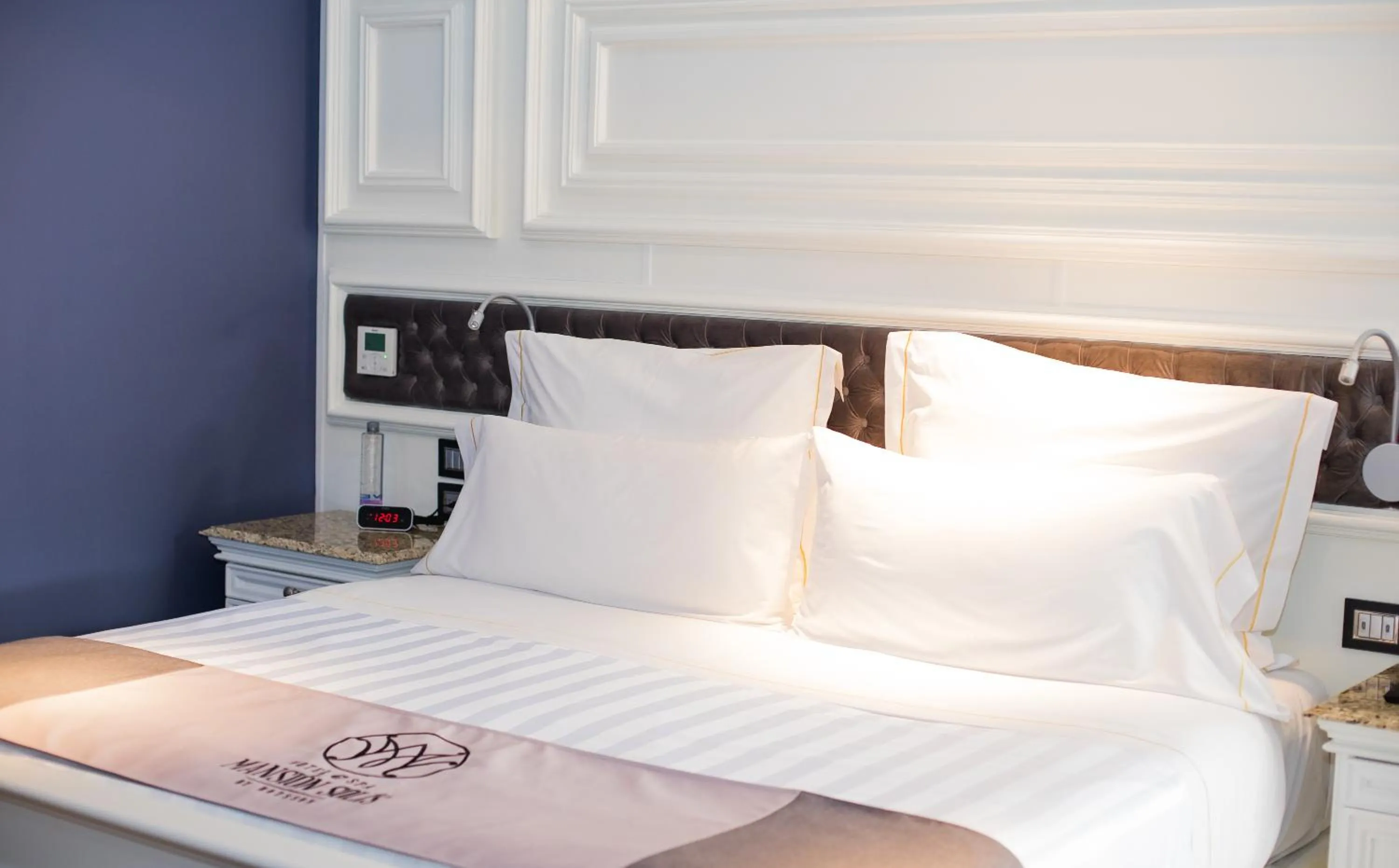 Bed in HOTEL & SPA MANSION SOLIS by HOTSSON