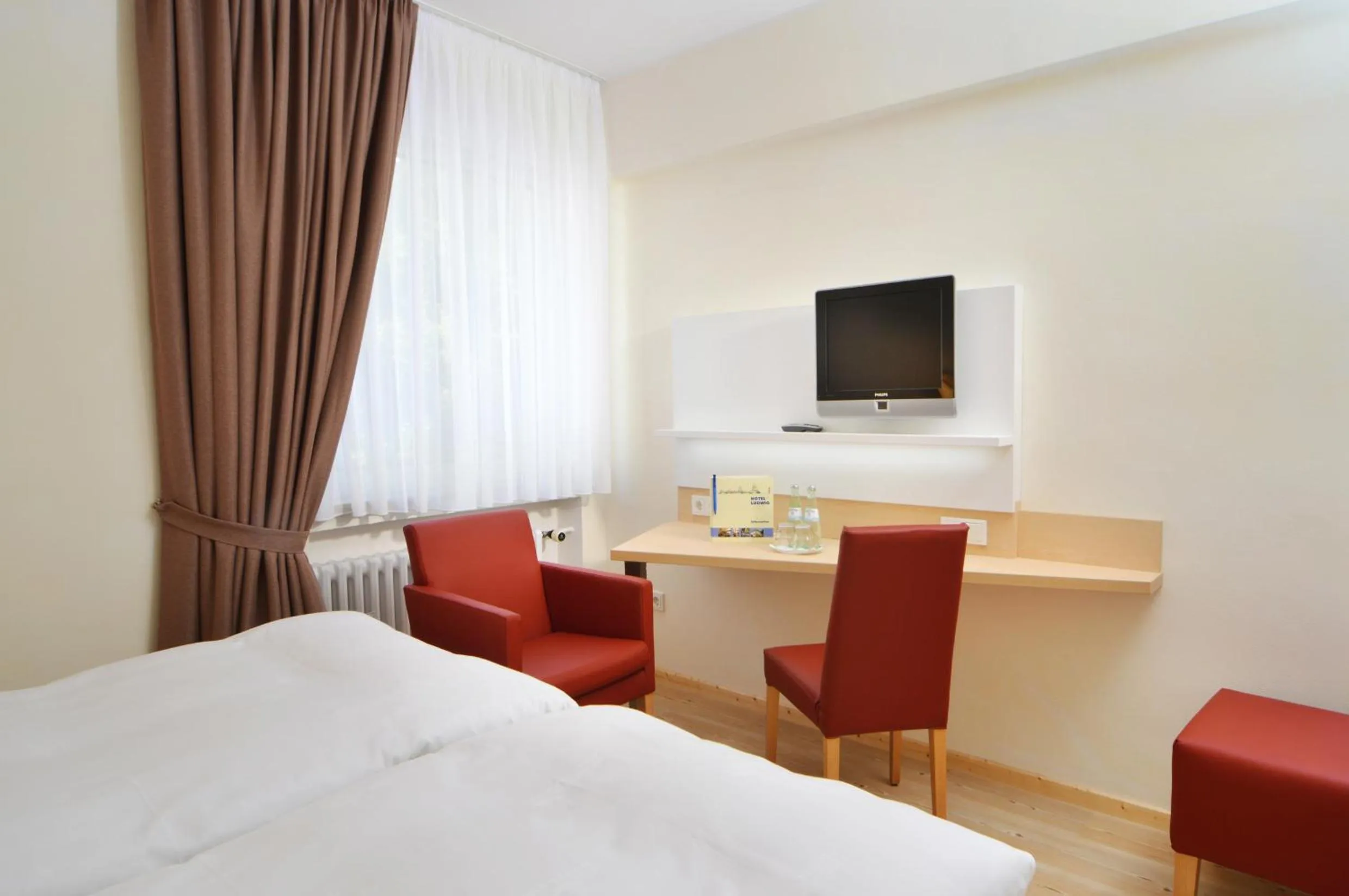 Seating area, Bed in Hotel Ludwig Superior