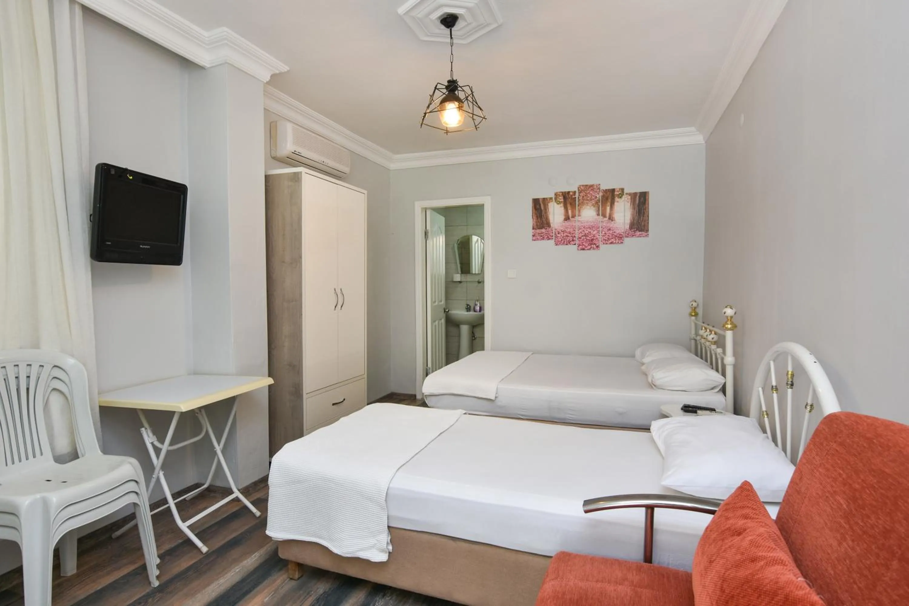 Photo of the whole room, Bed in Yade Apart Pension