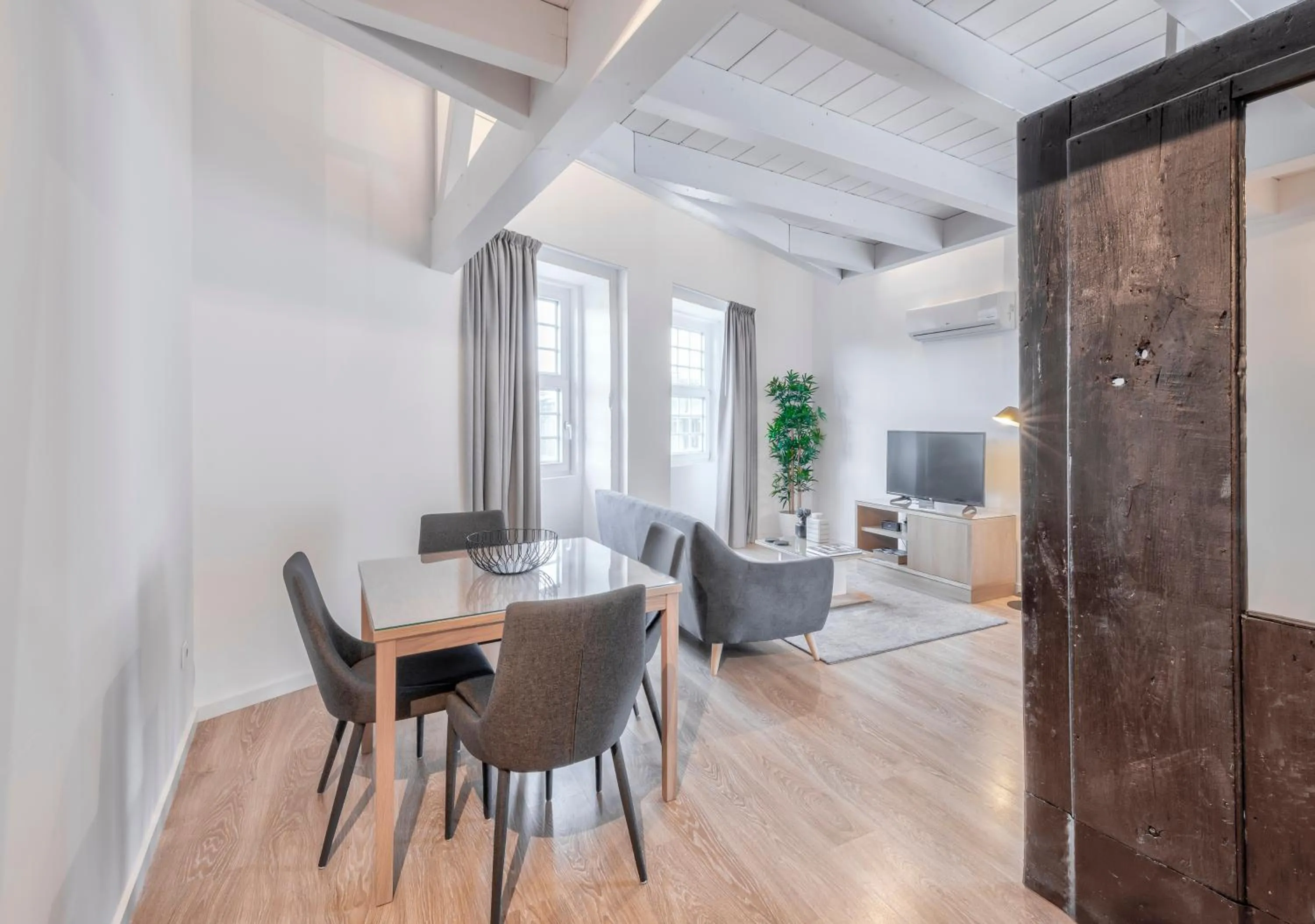 Dining area in Oporto Comfort Dom Hugo - Historic Apartments