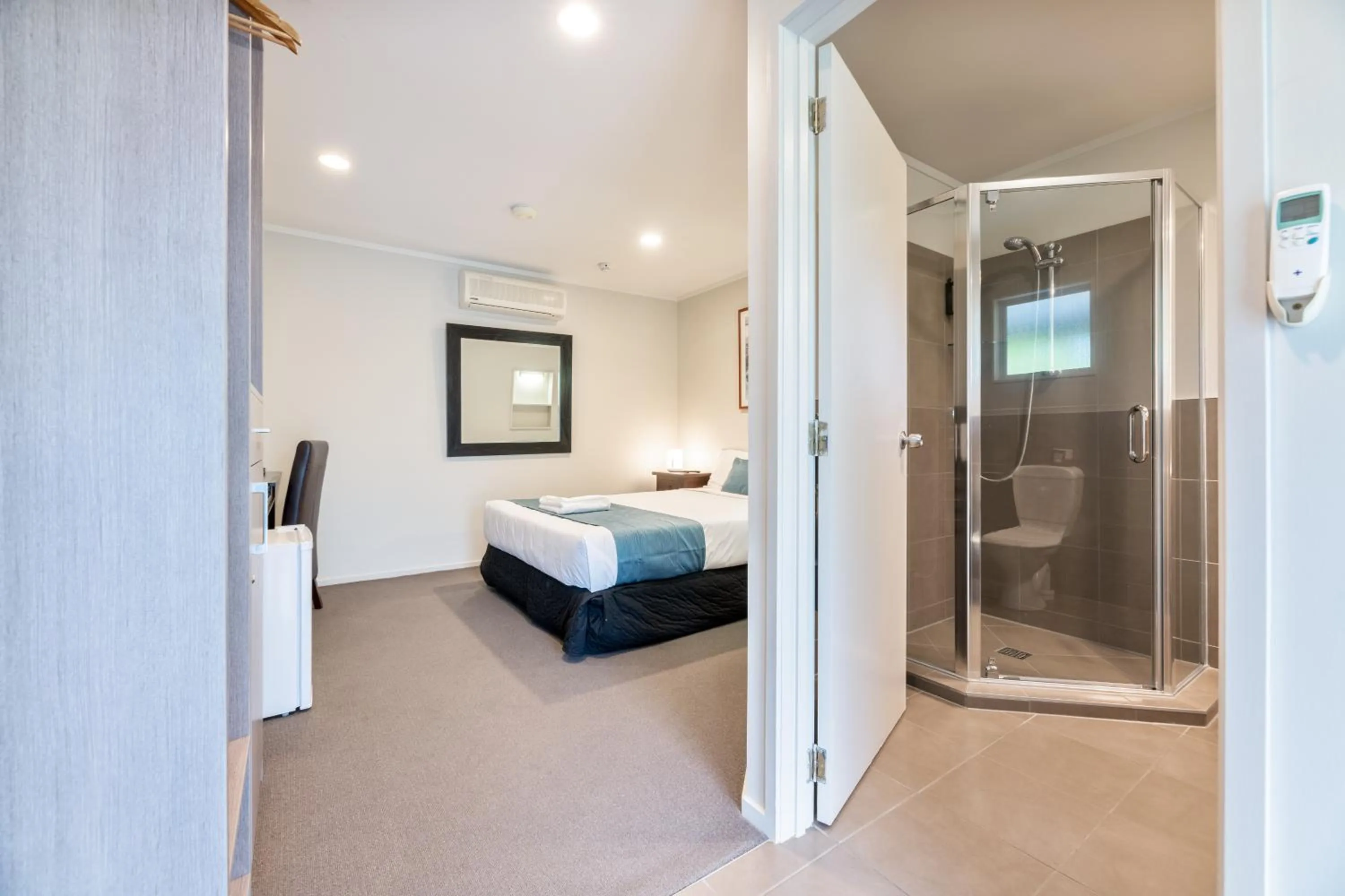 Photo of the whole room, Bed in Northridge Golf Resort