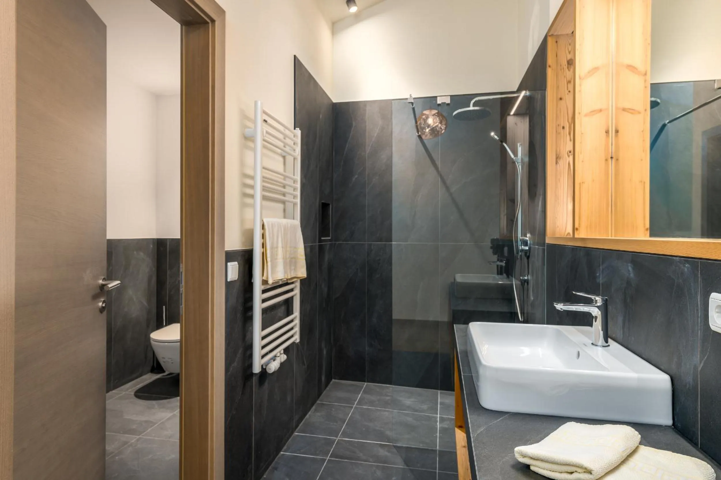 Shower in MONTARA living mountain air