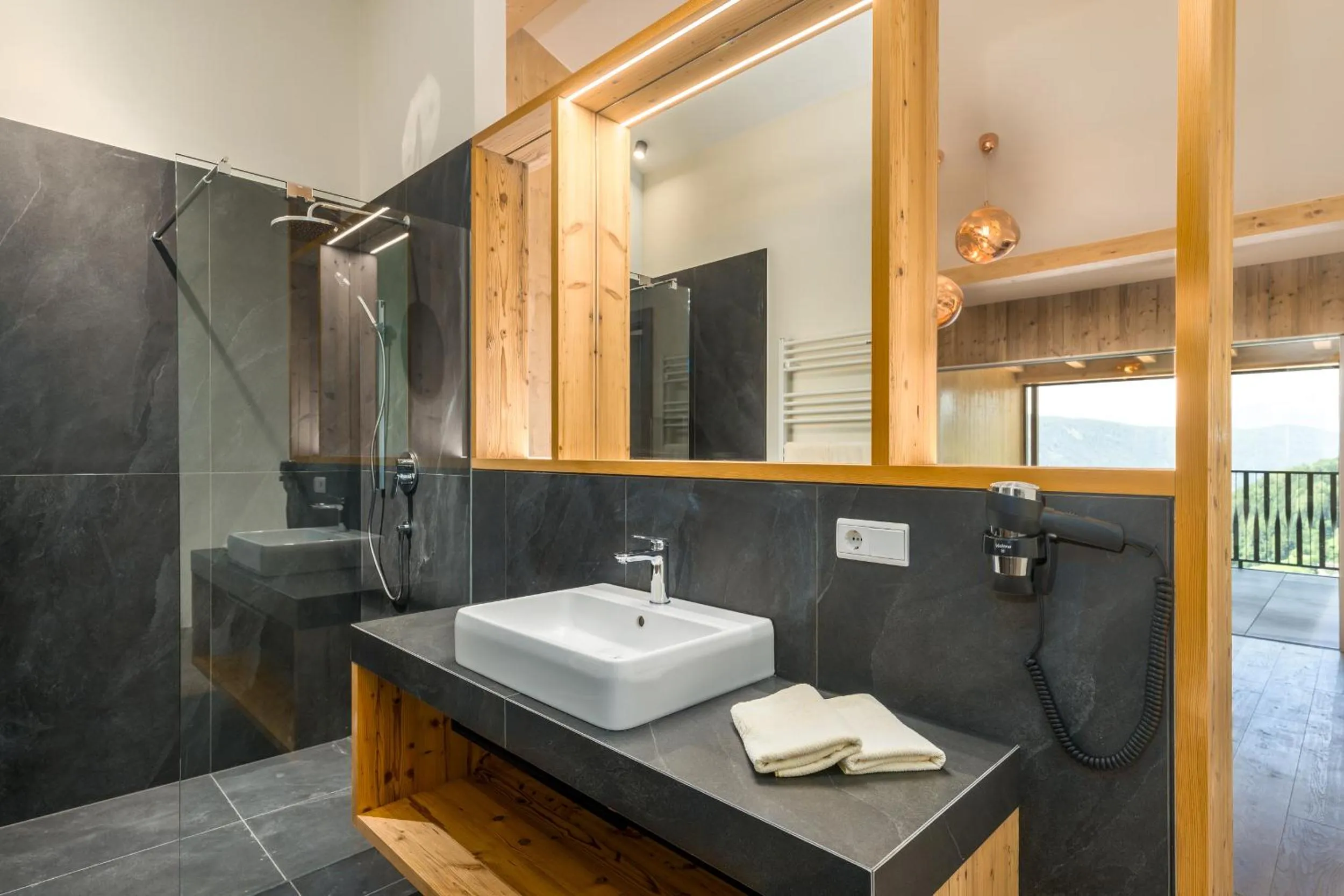 Shower in MONTARA living mountain air