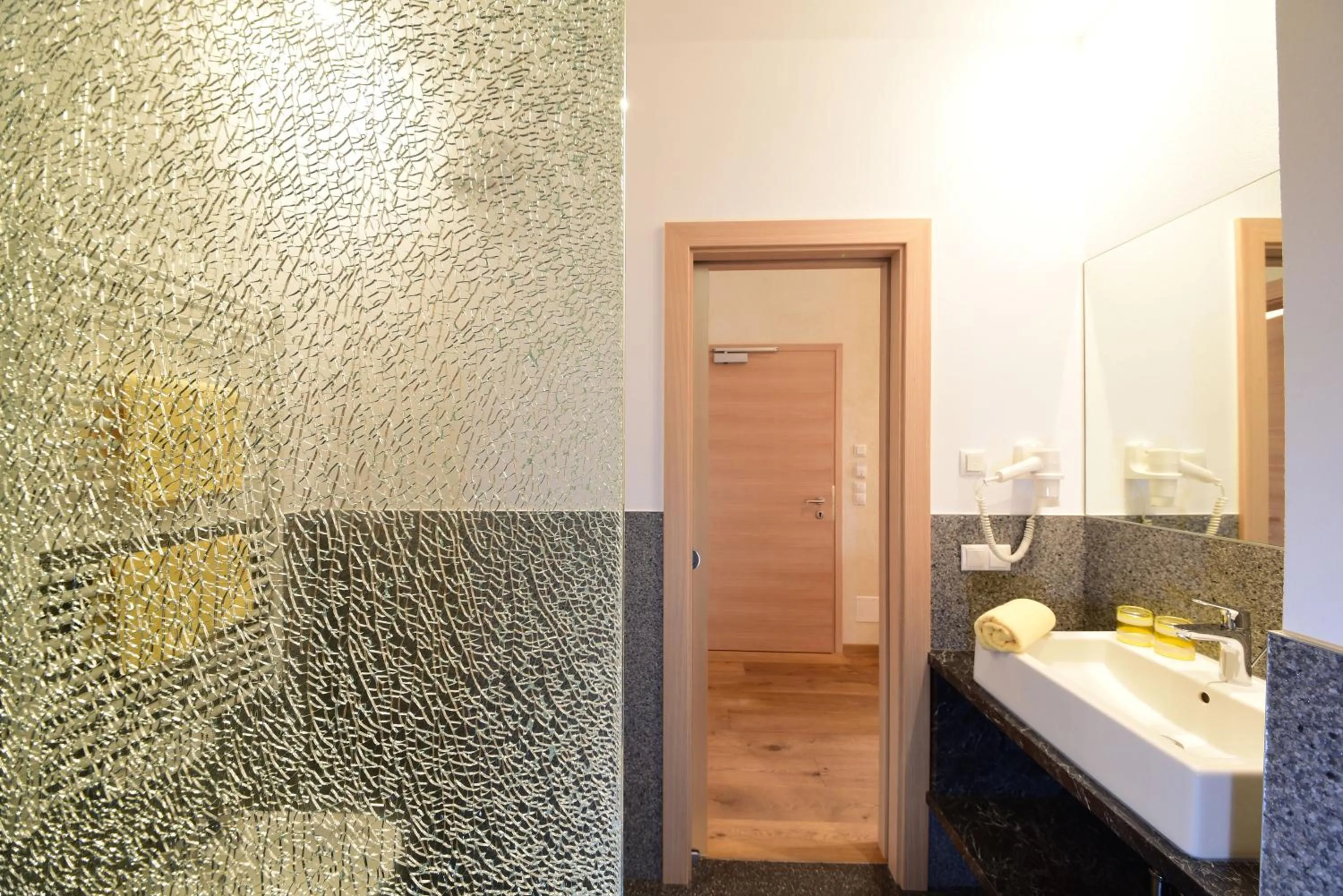 Shower in MONTARA living mountain air