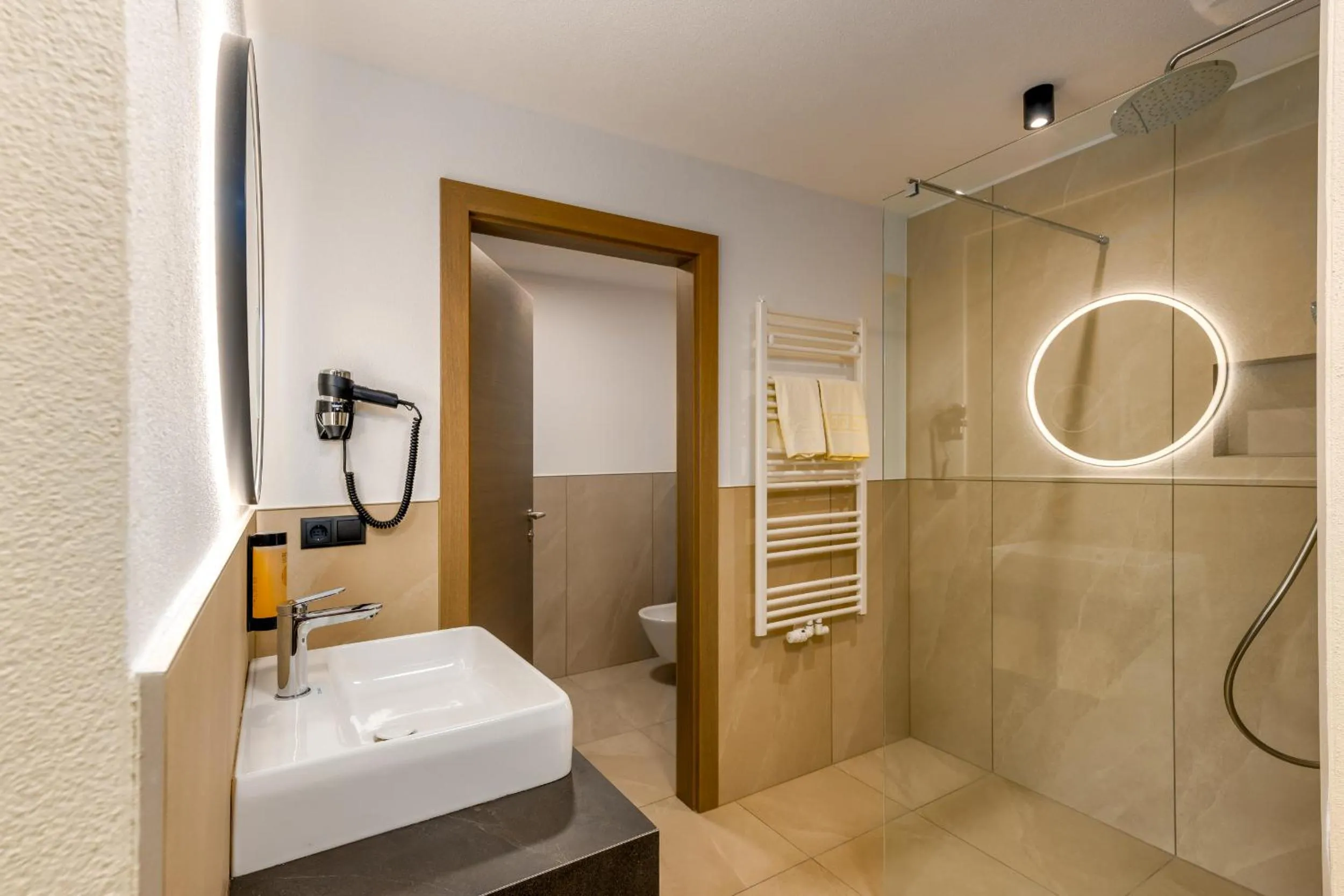 Shower in MONTARA living mountain air