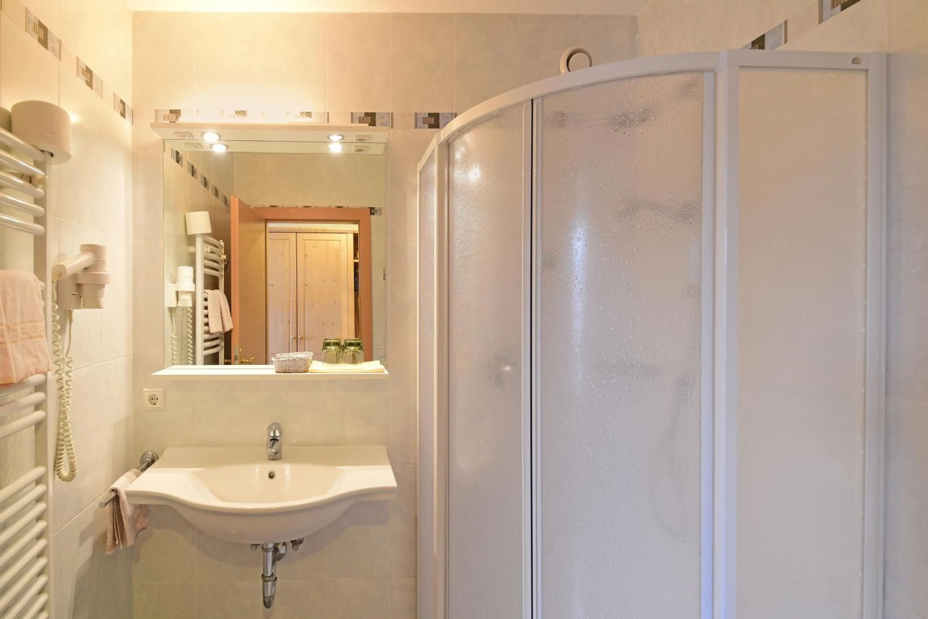 Shower in MONTARA living mountain air