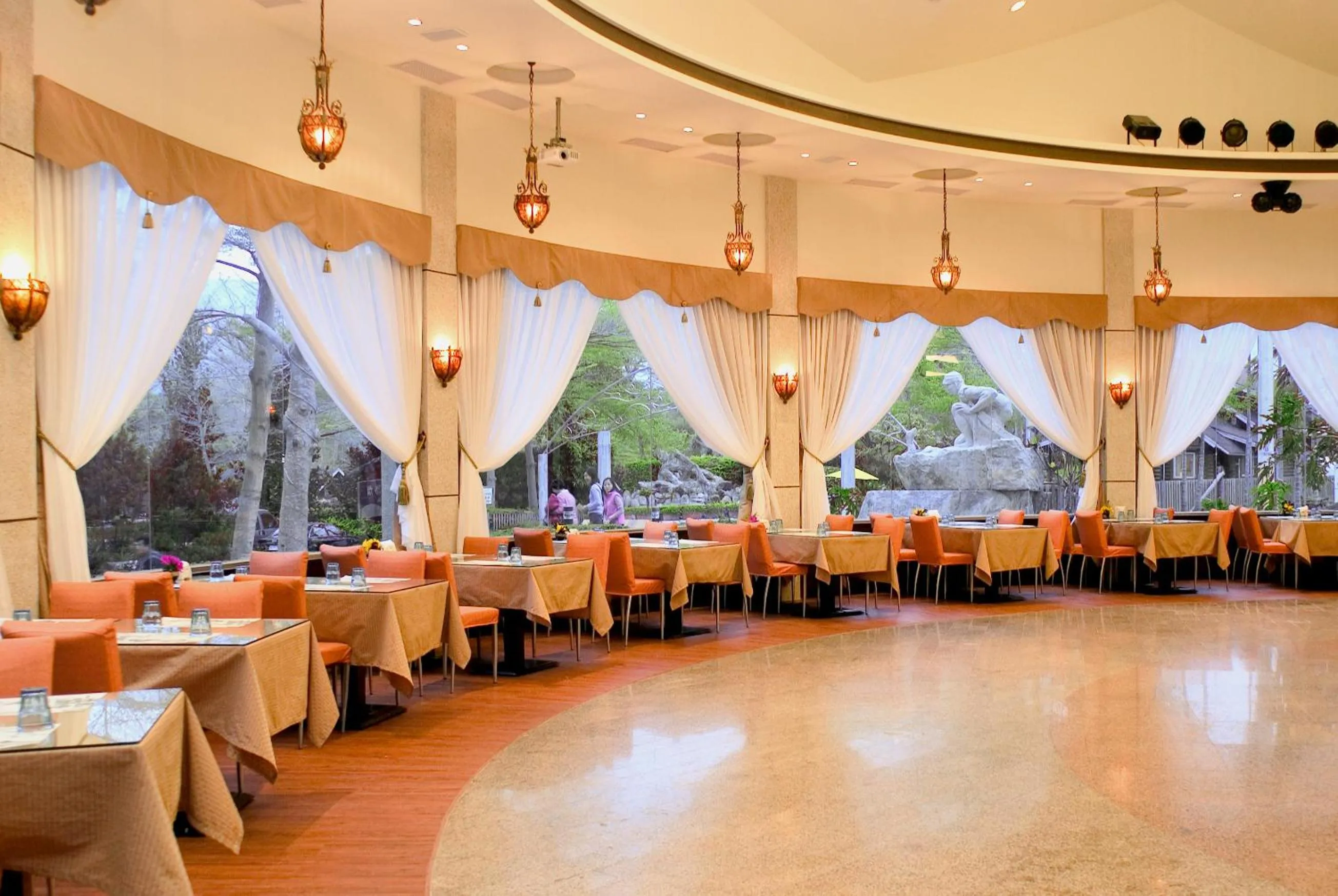 Restaurant/places to eat in Atunas Holiday Country