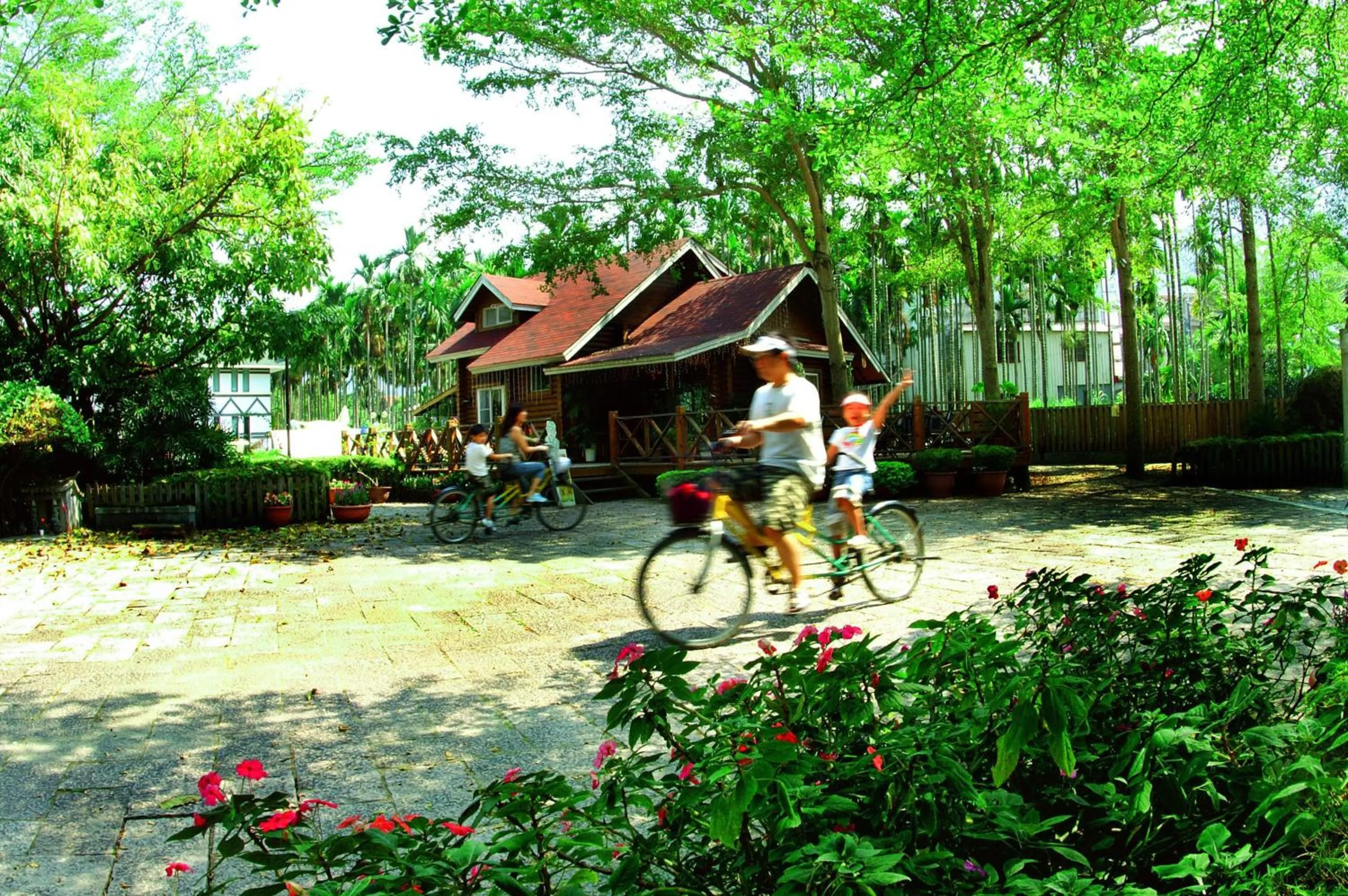 People in Atunas Holiday Country