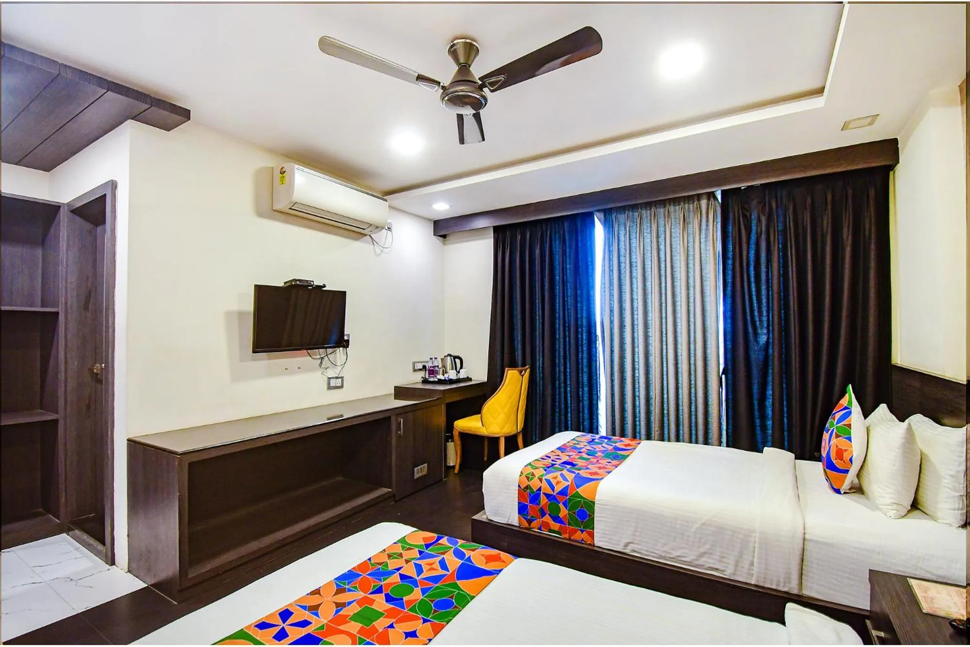 TV and multimedia, Bed in FabHotel Prime Kzar Corporate Budget Stay Near Park Street
